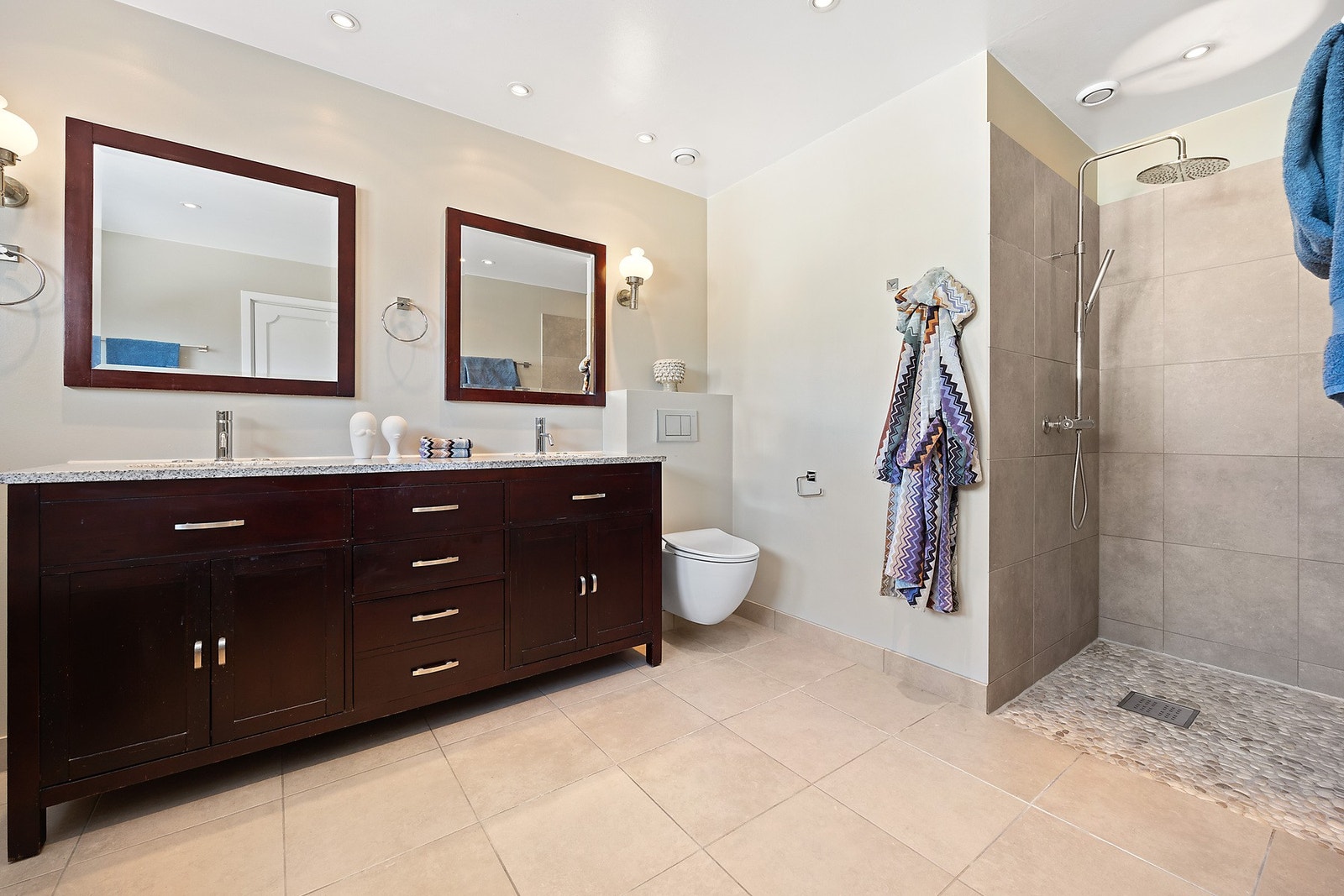 Baderommet i tilknytning til hovedsoverommet er lyst og har flislagt gulv og dusjnisje. Galleribilde