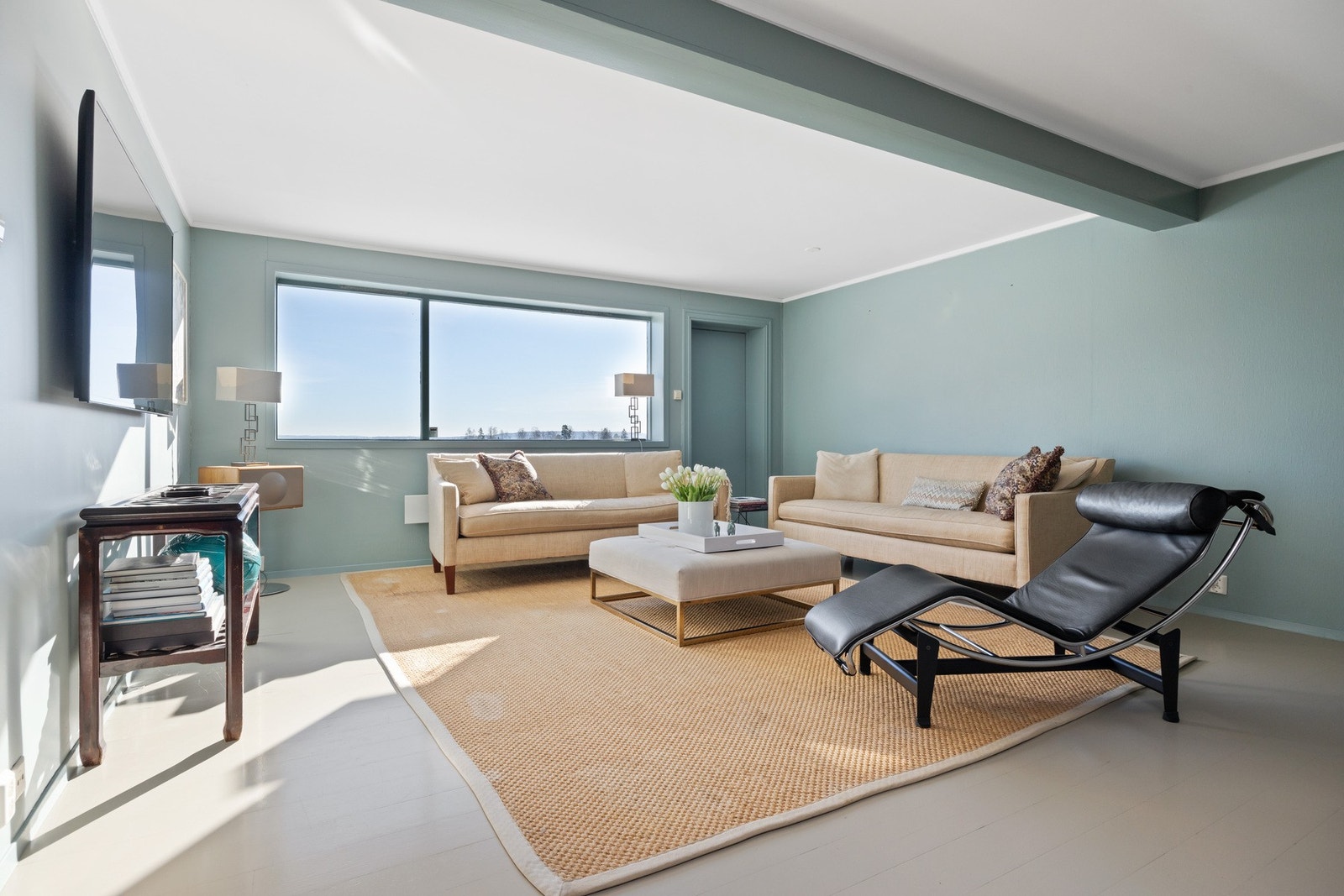 Romslig peisstue med god plass til sittegruppe. Galleribilde