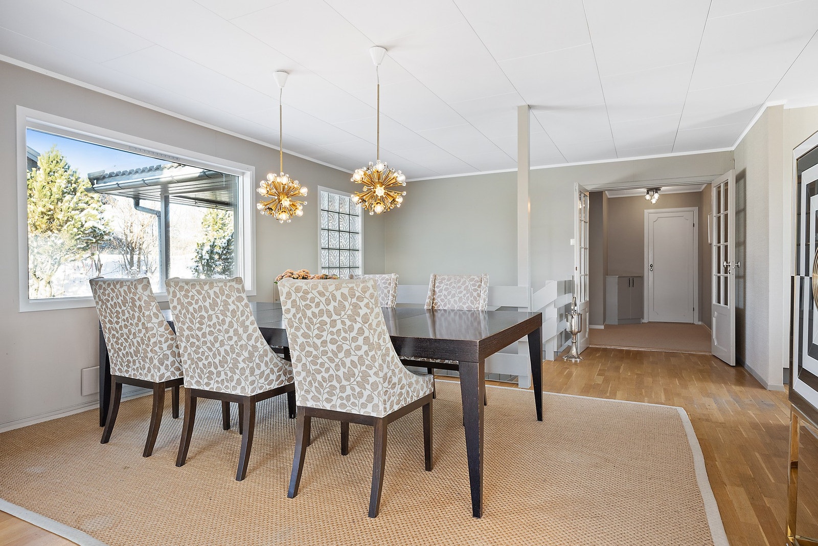 Åpen løsning mellom stue og spisestue som gir en luftig og sosial romfølelse. Galleribilde