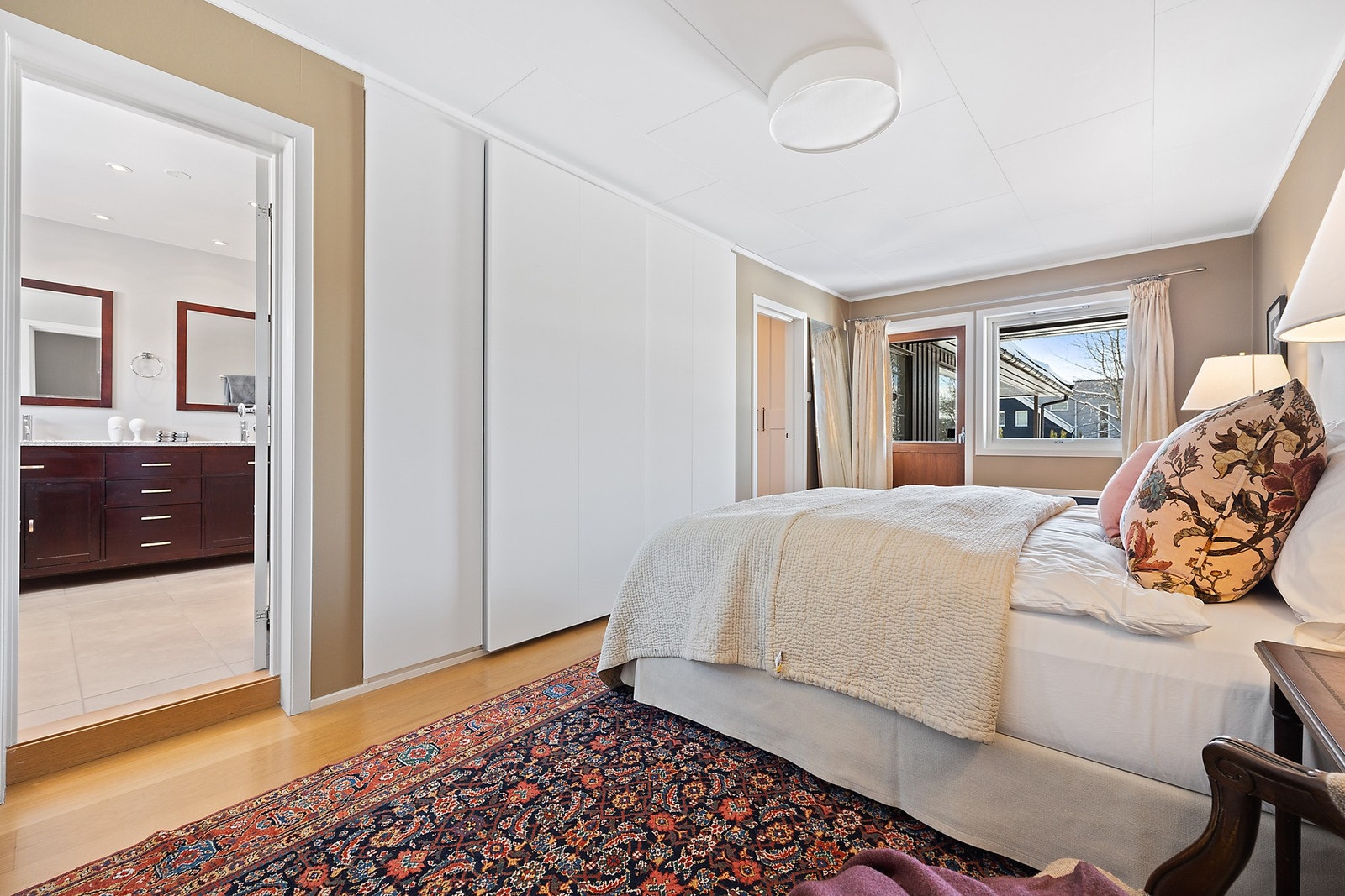 Hovedsoverommet er romslig og har tilgang til eget baderom. Galleribilde