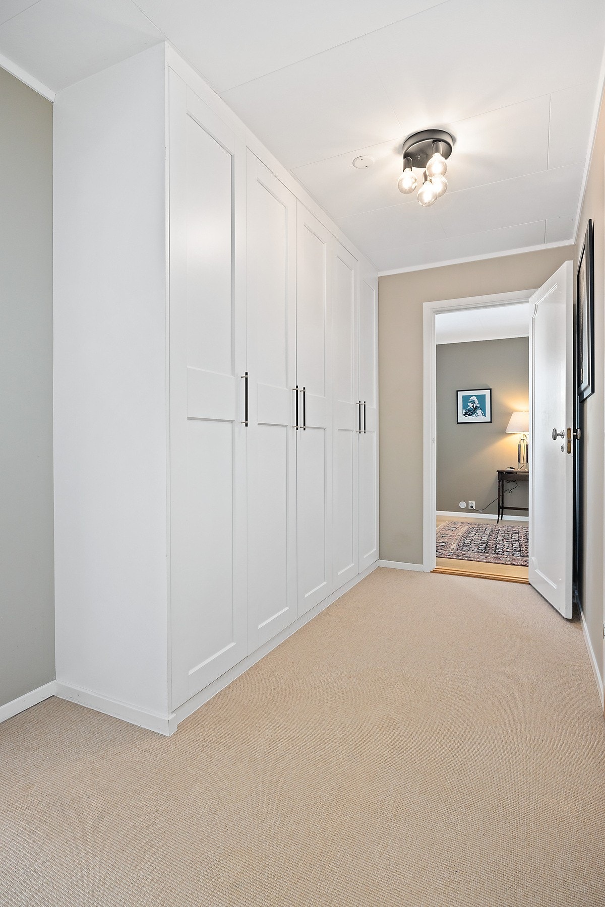 Gang til soveromsavdeling med garderobeskap. Galleribilde