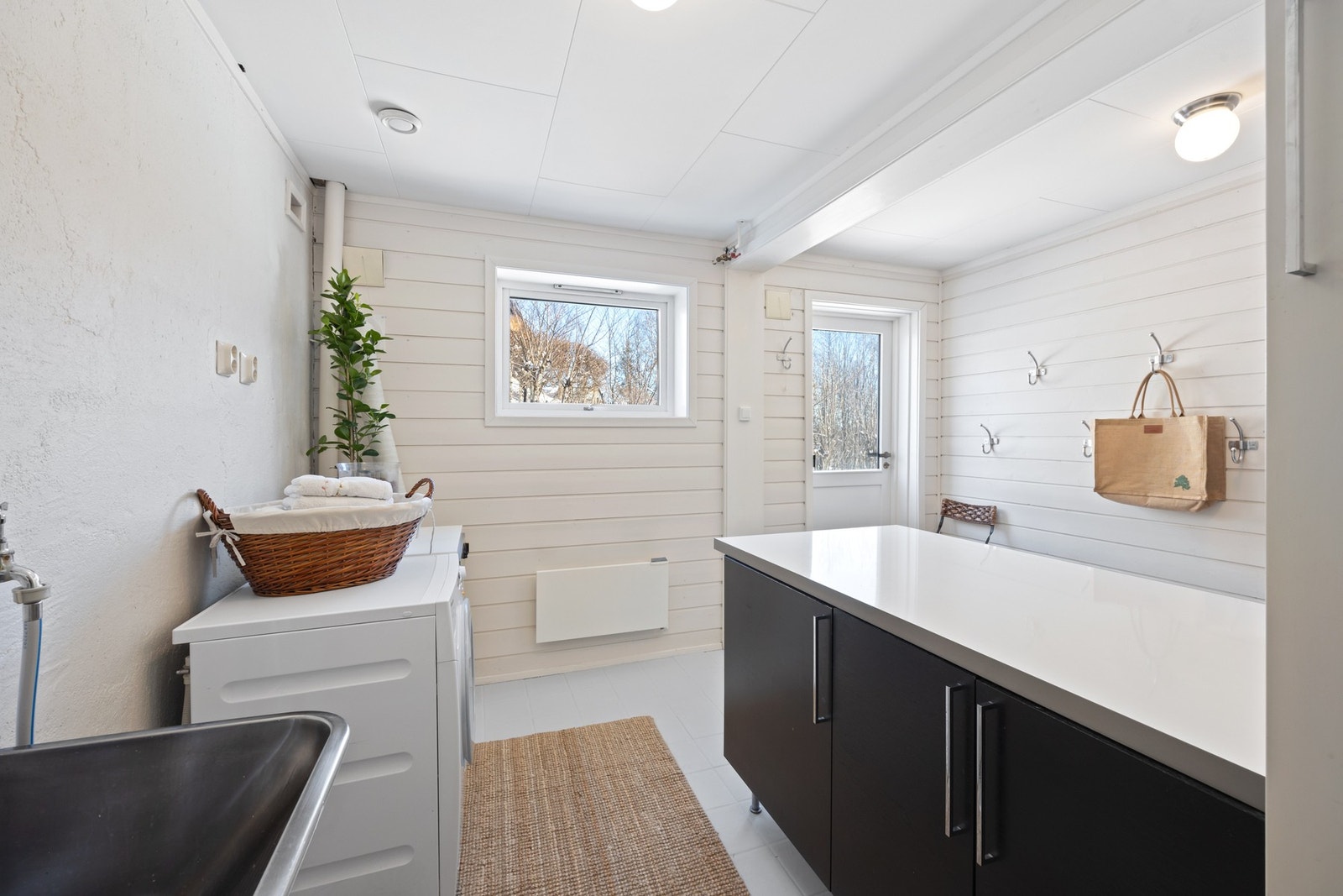 Praktisk og romslig vaskerom med utgang til terreng. Galleribilde