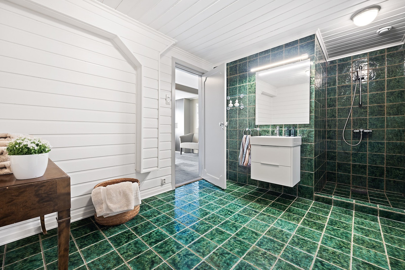 Stort, flislagt baderom innredet med dusjnisje og tilgang til badstue. Galleribilde