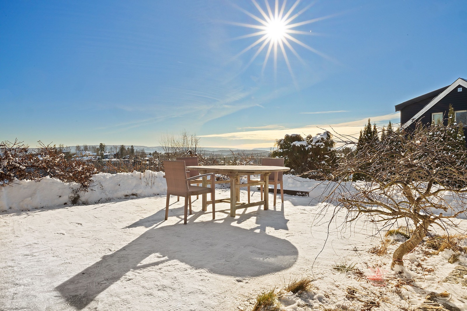 FHagen har meget gode solforhold og det er flere hyggelige sitteplasser rundt boligen. Galleribilde
