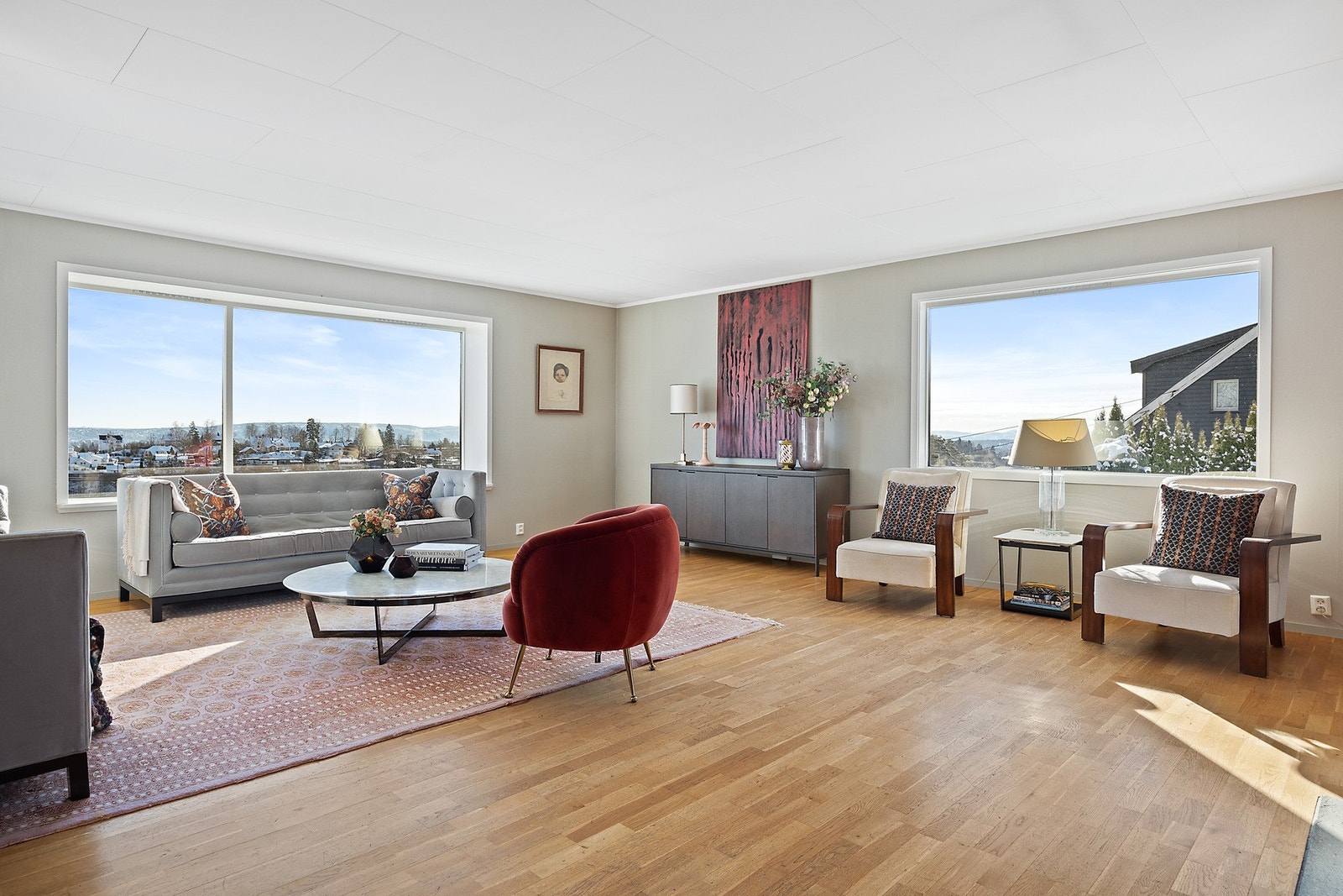 Stuen har store vindusflater som slipper inn godt med naturlig lys. Galleribilde