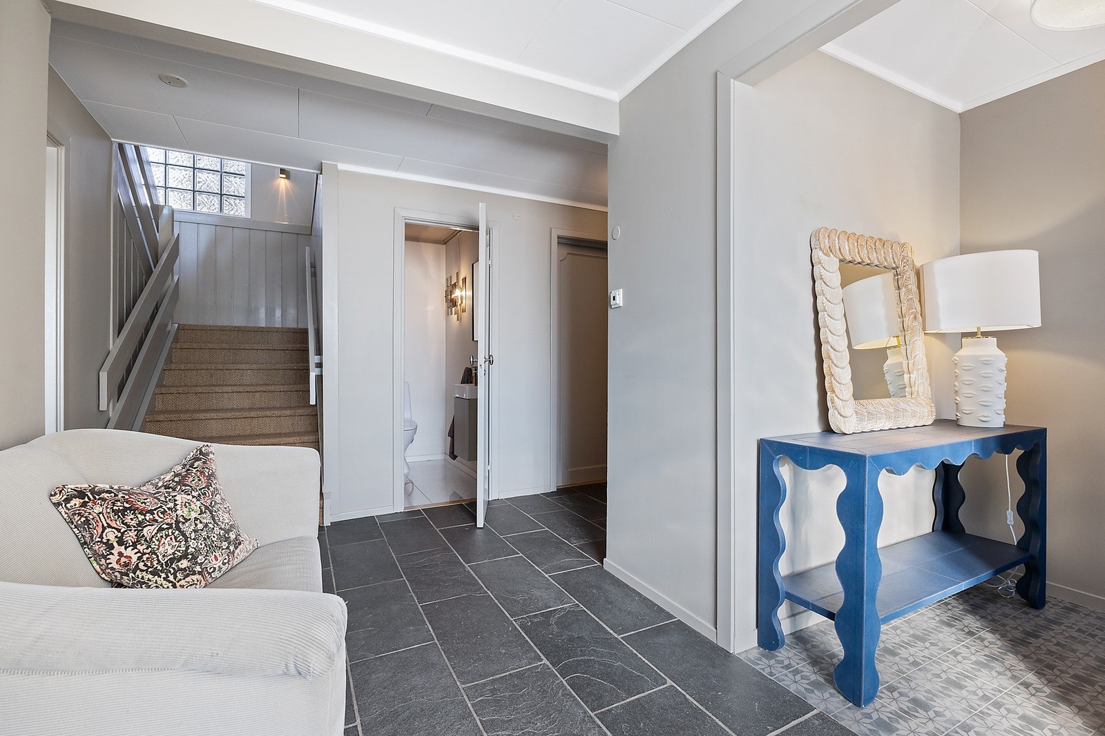 Romslig entré og hall med god oppbevaringsplass i garderobeløsning. Galleribilde