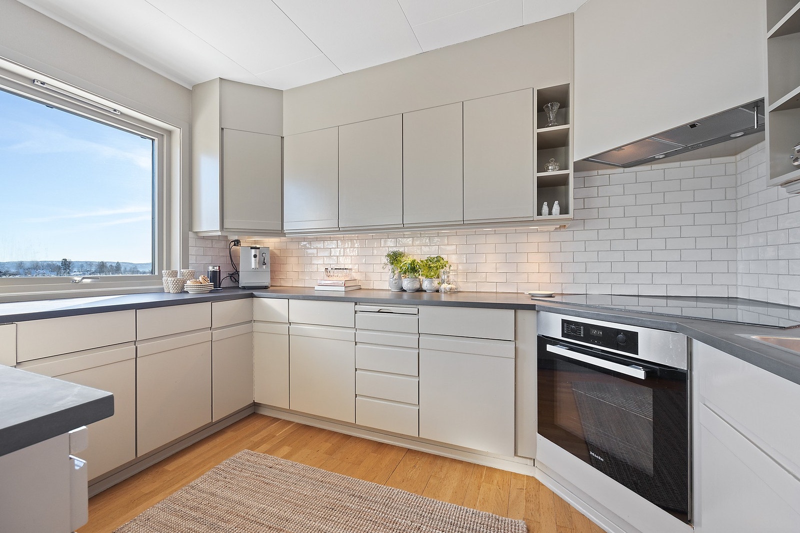 God oppbevarings- og benkeplass på kjøkkenet. Galleribilde