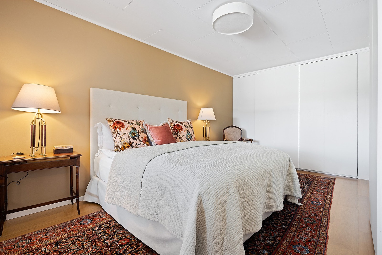 Boligen har til sammen fem soverom, hvorav tre ligger i første etasje og to ligger i underetasjen. Galleribilde