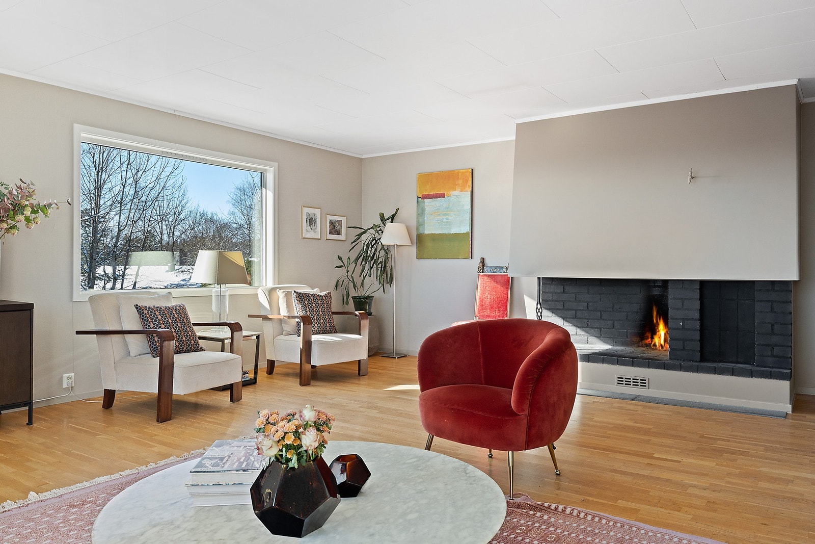 Lys og luftig stue med god plass til flere sittegrupper. Galleribilde