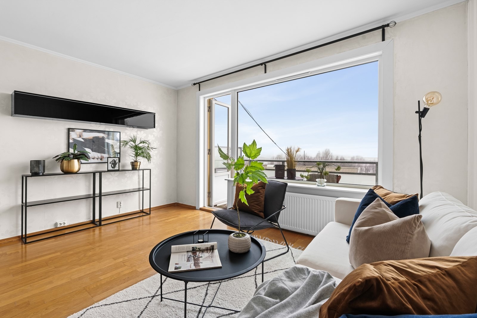 Lys og romslig stue med store vindusflater som gir rikelig med lys. Galleribilde