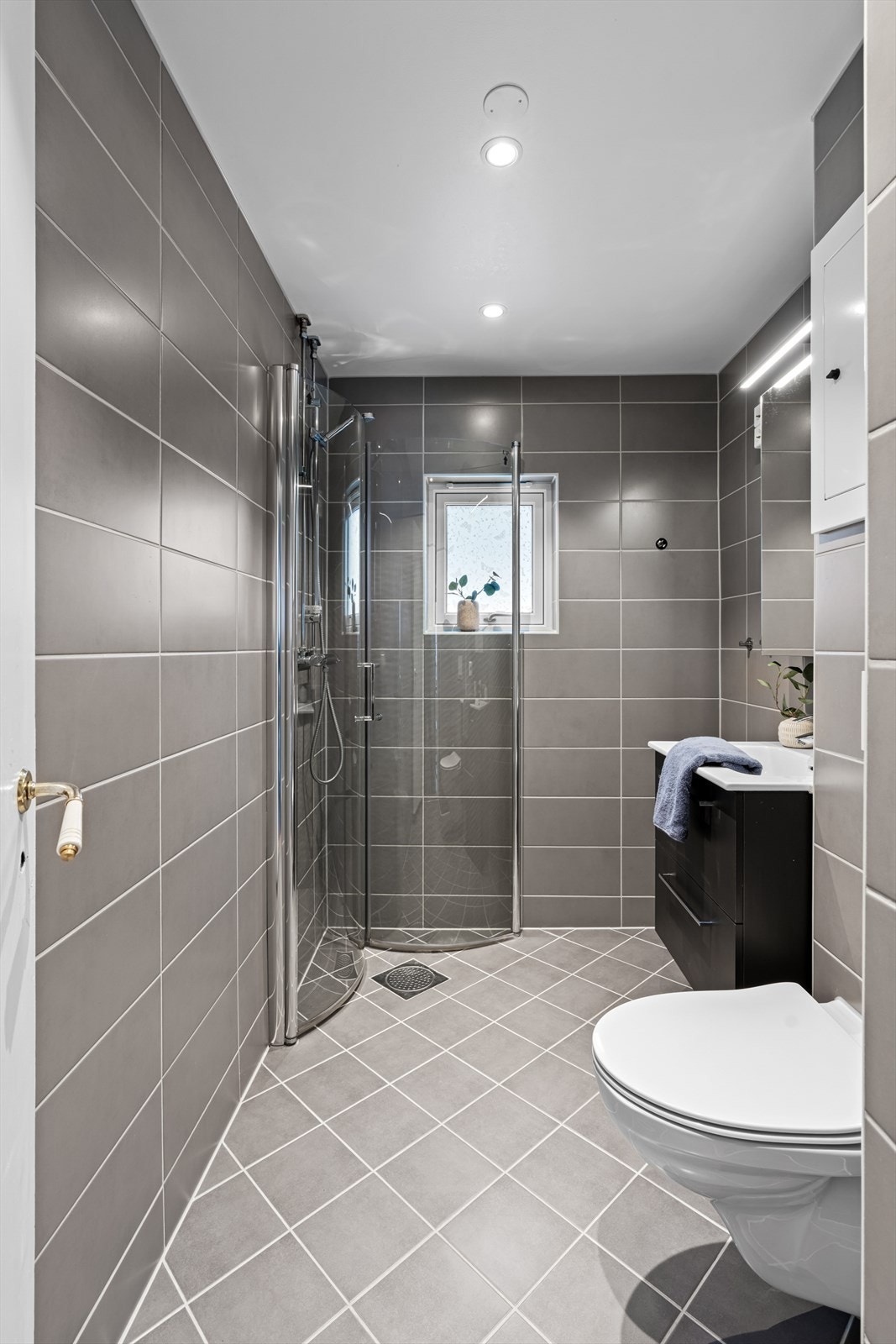 Flott flislagt bad fra 2023 med varmekabler og opplegg til vaskemaskin. Bad/wc er rehabilitert i regi av borettslaget i 2023 med nye overflater, nye sluk, røropplegg og membranløsninger. Galleribilde