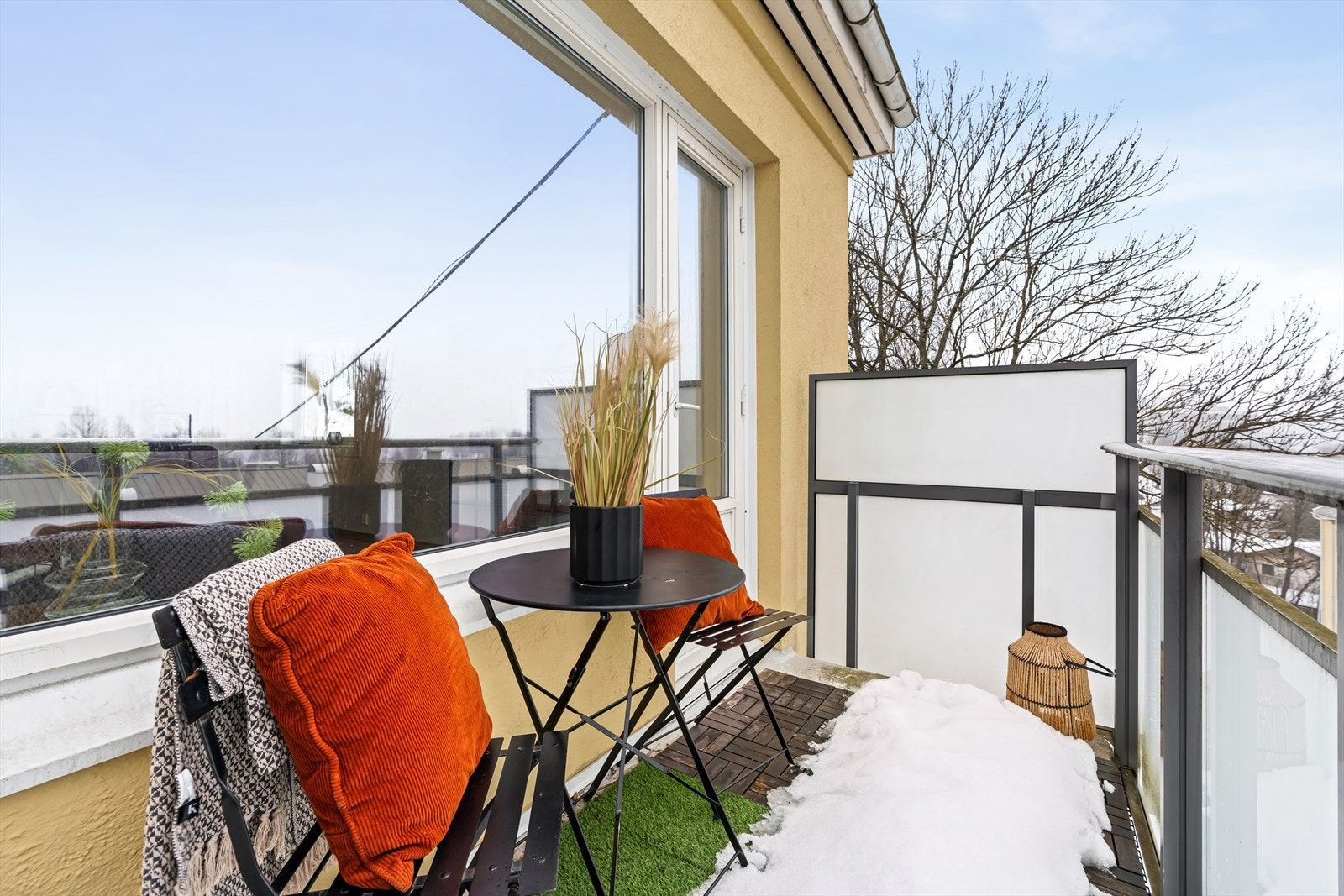 Fra stuen er det utgang til nordvestvendt innglasset balkong på ca. 4m² med utsikt og gode solforhold. Galleribilde