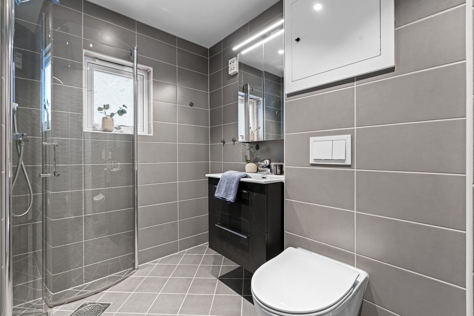 Flott flislagt bad fra 2023 med varmekabler og opplegg til vaskemaskin. Bad/wc er rehabilitert i regi av borettslaget i 2023 med nye overflater, nye sluk, røropplegg og membranløsninger. Galleribilde