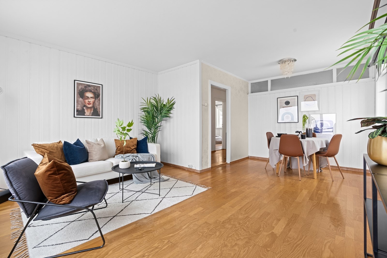 Her er det plass til både sofagruppe og spiseplass. Galleribilde