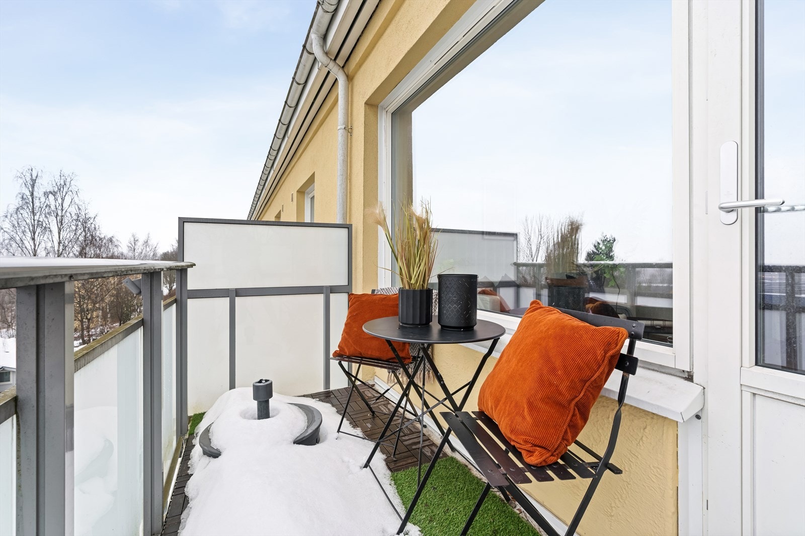 Fra stuen er det utgang til nordvestvendt innglasset balkong på ca. 4m² med utsikt og gode solforhold. Galleribilde