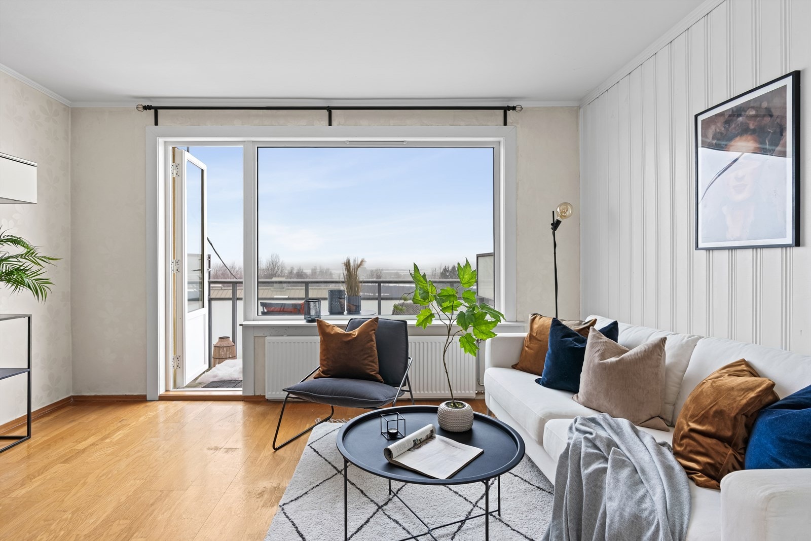 Lys og romslig stue med store vindusflater som gir rikelig med lys. Galleribilde