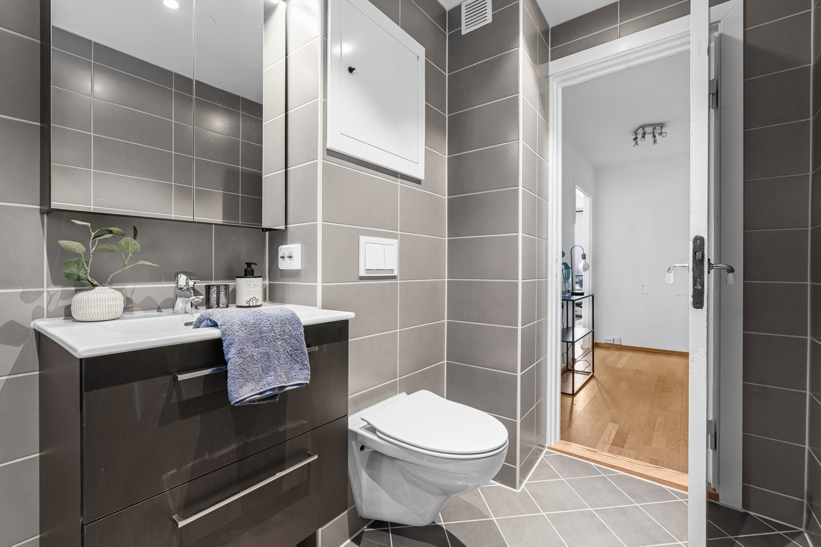 Flott flislagt bad fra 2023 med varmekabler og opplegg til vaskemaskin. Bad/wc er rehabilitert i regi av borettslaget i 2023 med nye overflater, nye sluk, røropplegg og membranløsninger. Galleribilde