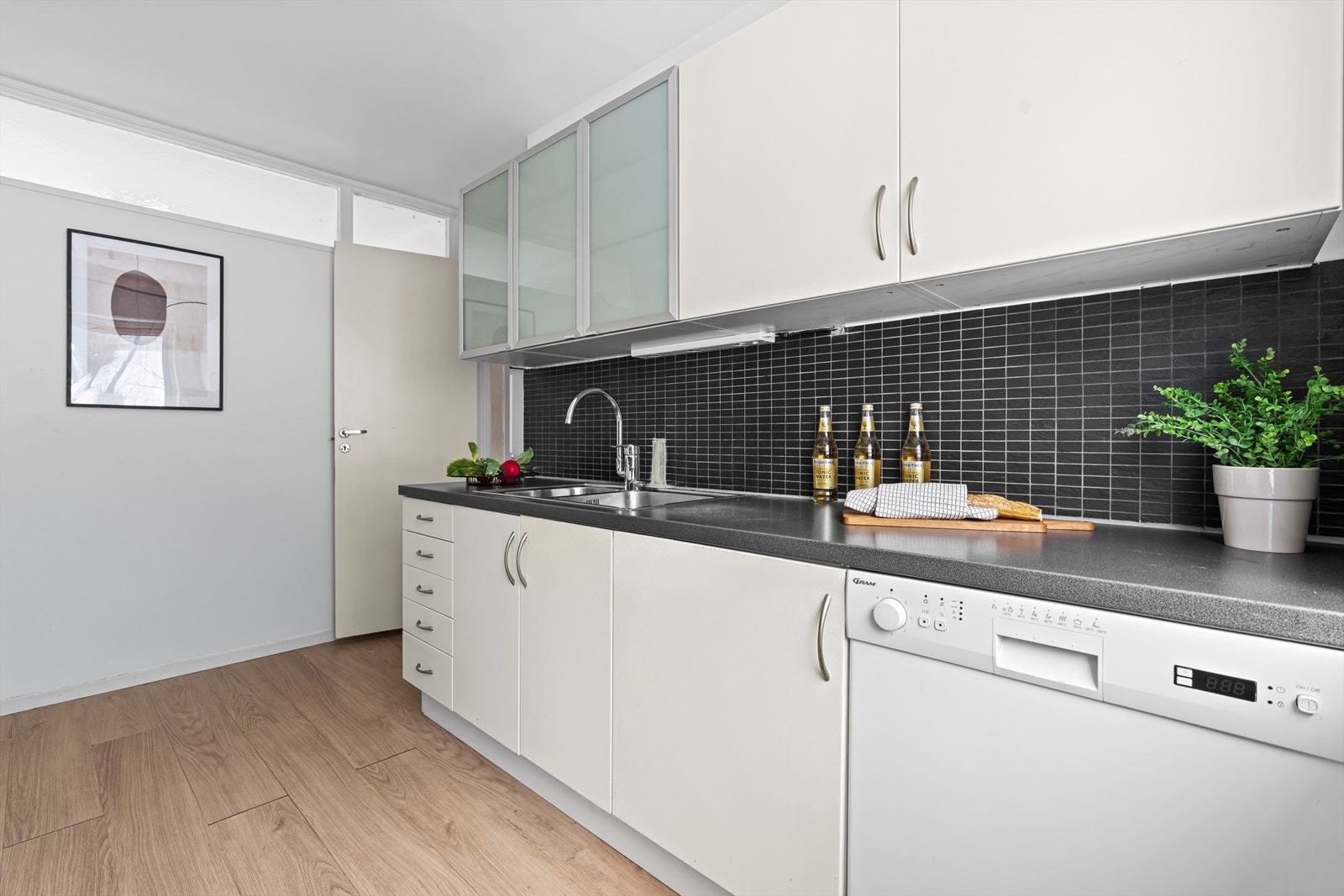 Separat kjøkken med god skap- og benkeplass. Galleribilde