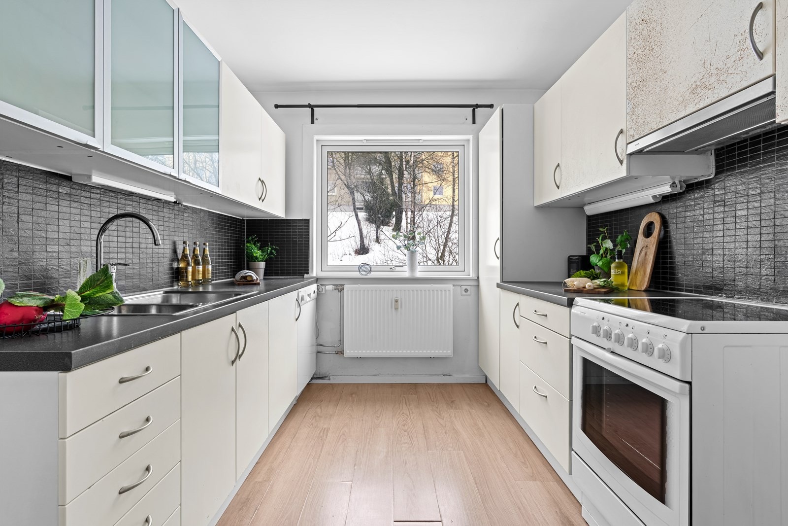 Separat kjøkken med god skap- og benkeplass. Galleribilde