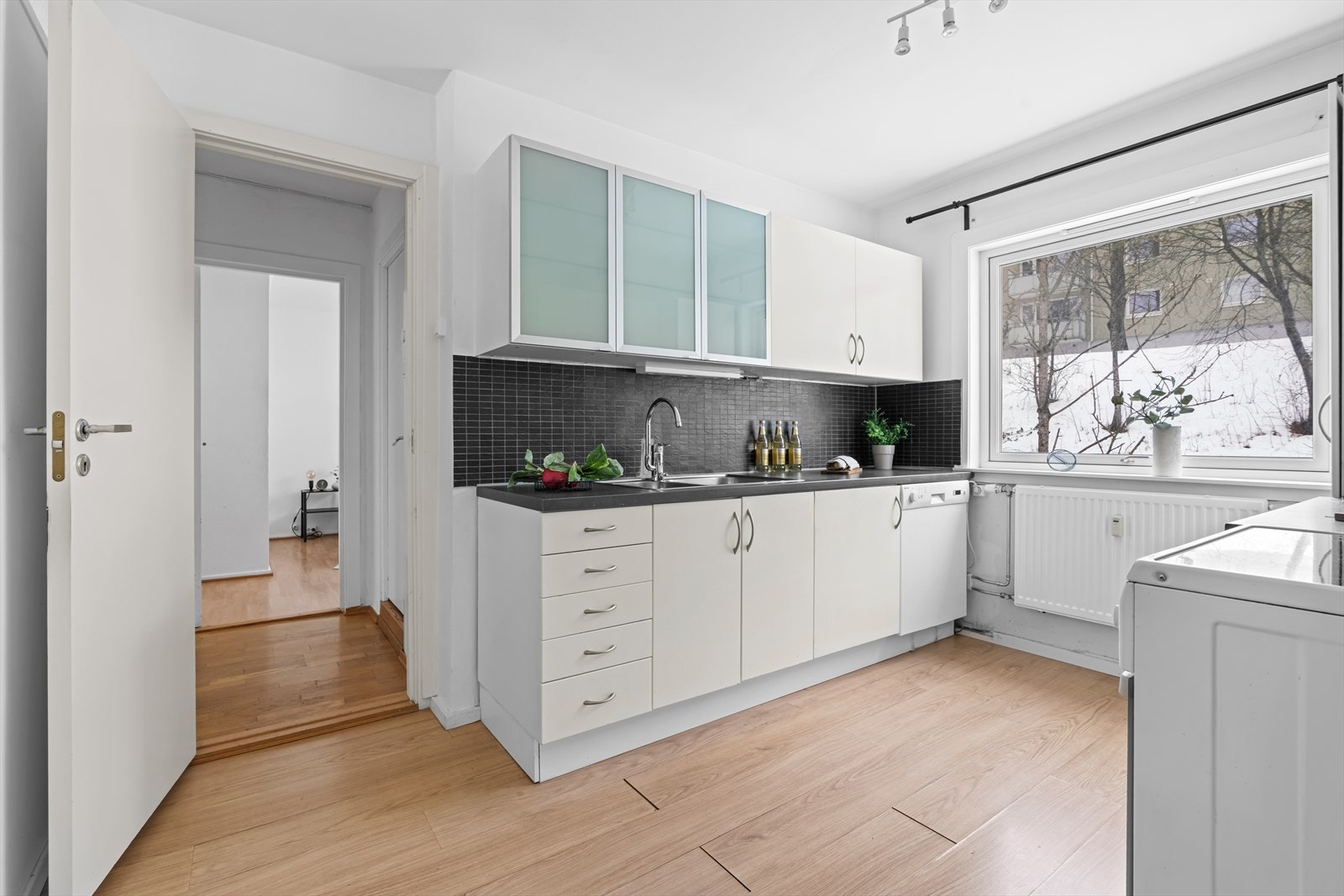 Separat kjøkken med god skap- og benkeplass. Galleribilde