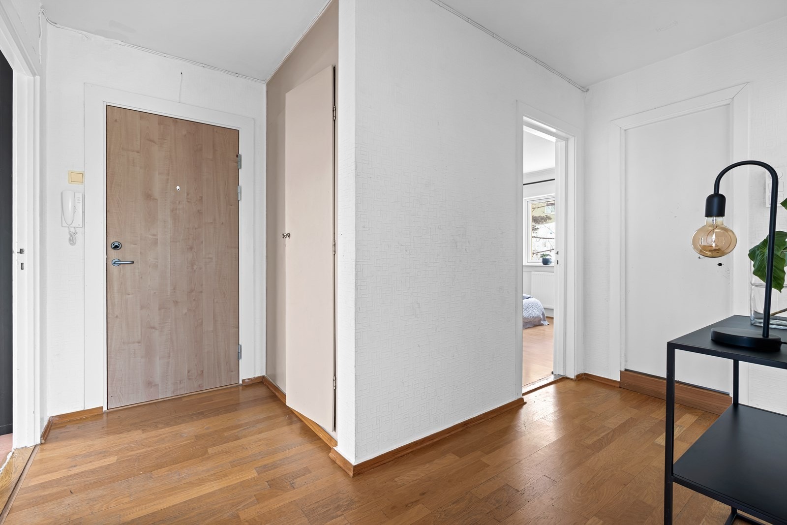 Romslig og praktisk inngangsparti med plassbygde garderobeskap. Galleribilde