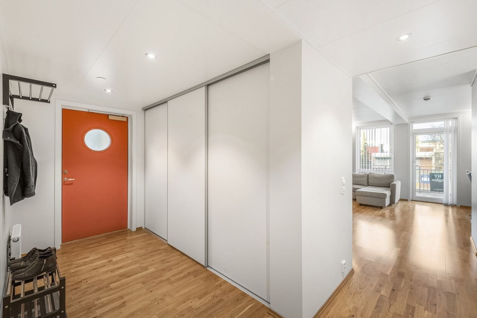 Romslig garderobeskap som gir god oppbevaringsplass samt åpen knagg løsning på vegg Galleribilde