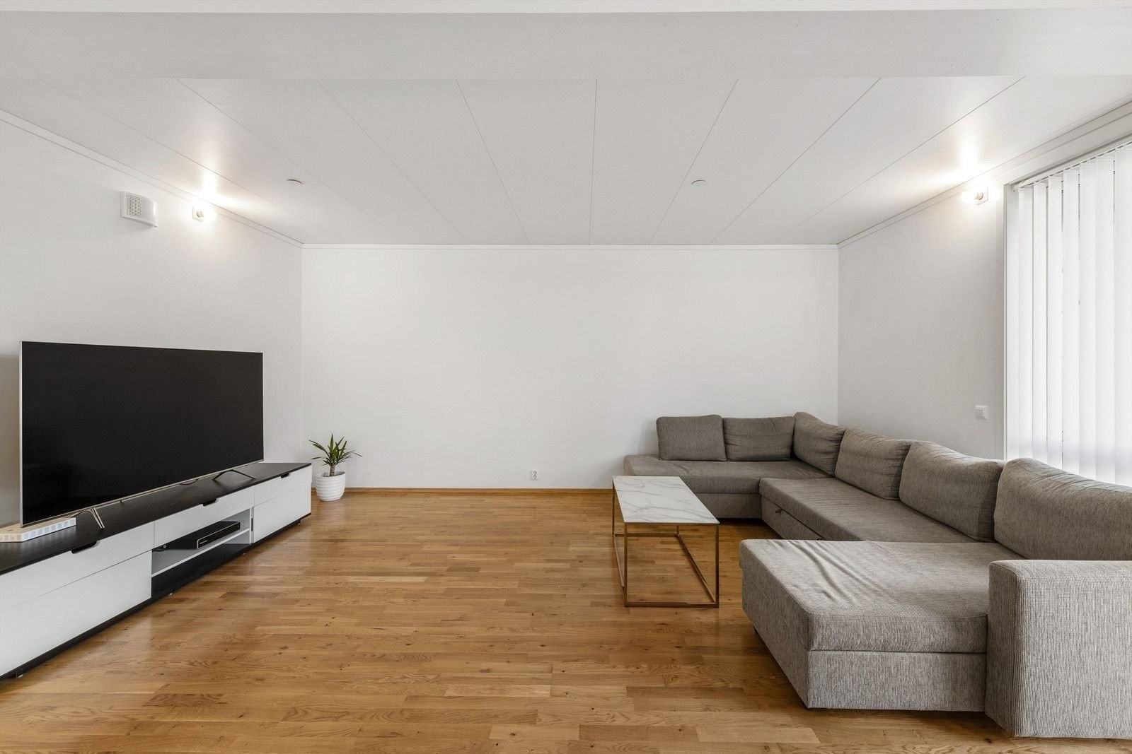 Leiligheten blir oppvarmet med fjernvarme via radiatorer Galleribilde