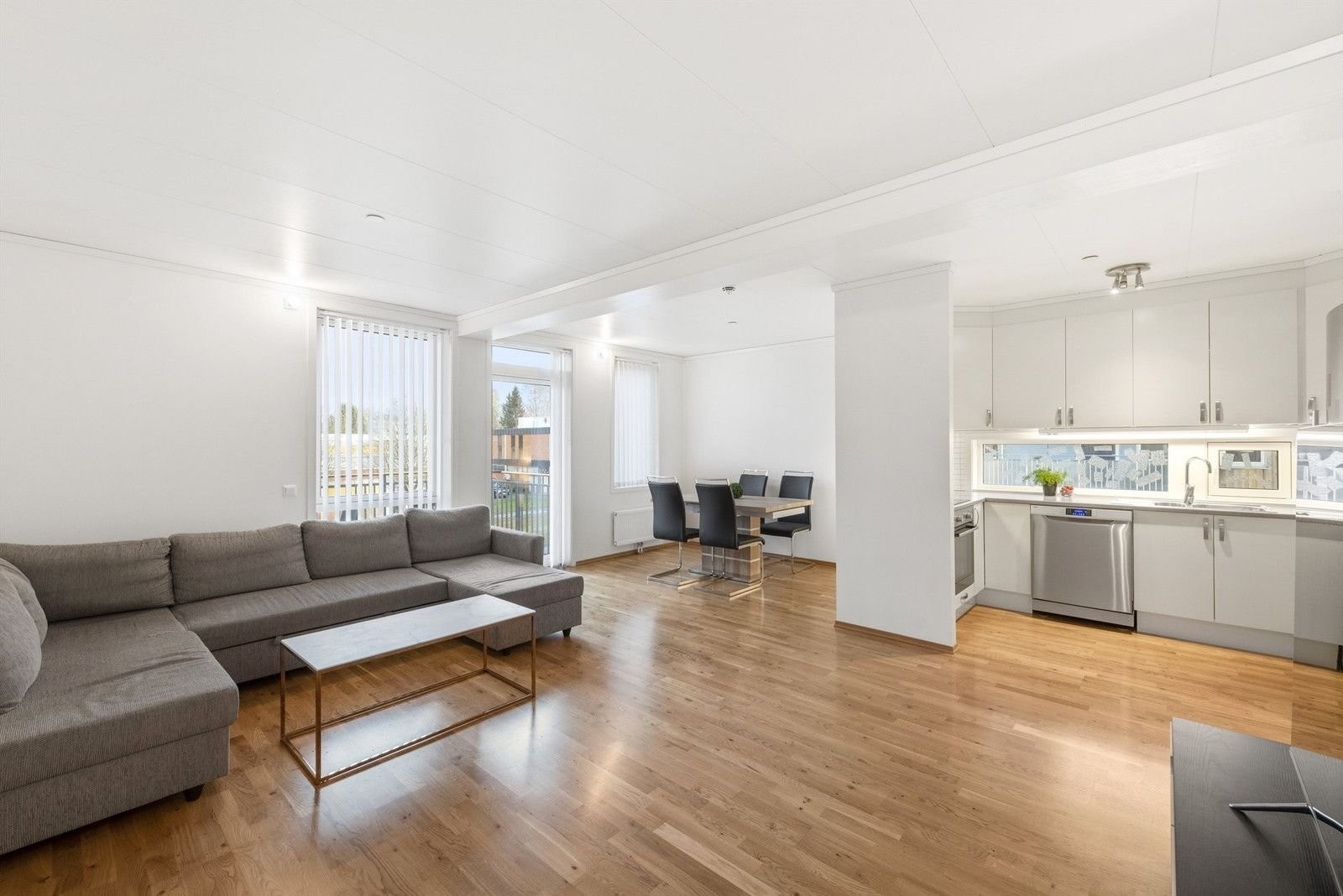 Tiltalende stue i god størrelse med god plass for sofa-løsning, spisebord og tilhørende møblement Galleribilde