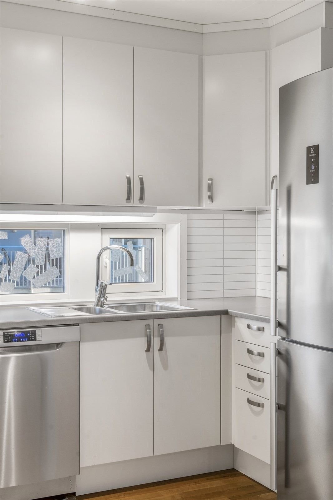 Det er integrerte hvitevarer med keramisk plate topp og stekeovn samt innebygget oppvaskmaskin. Frittstående kjøleskap Galleribilde