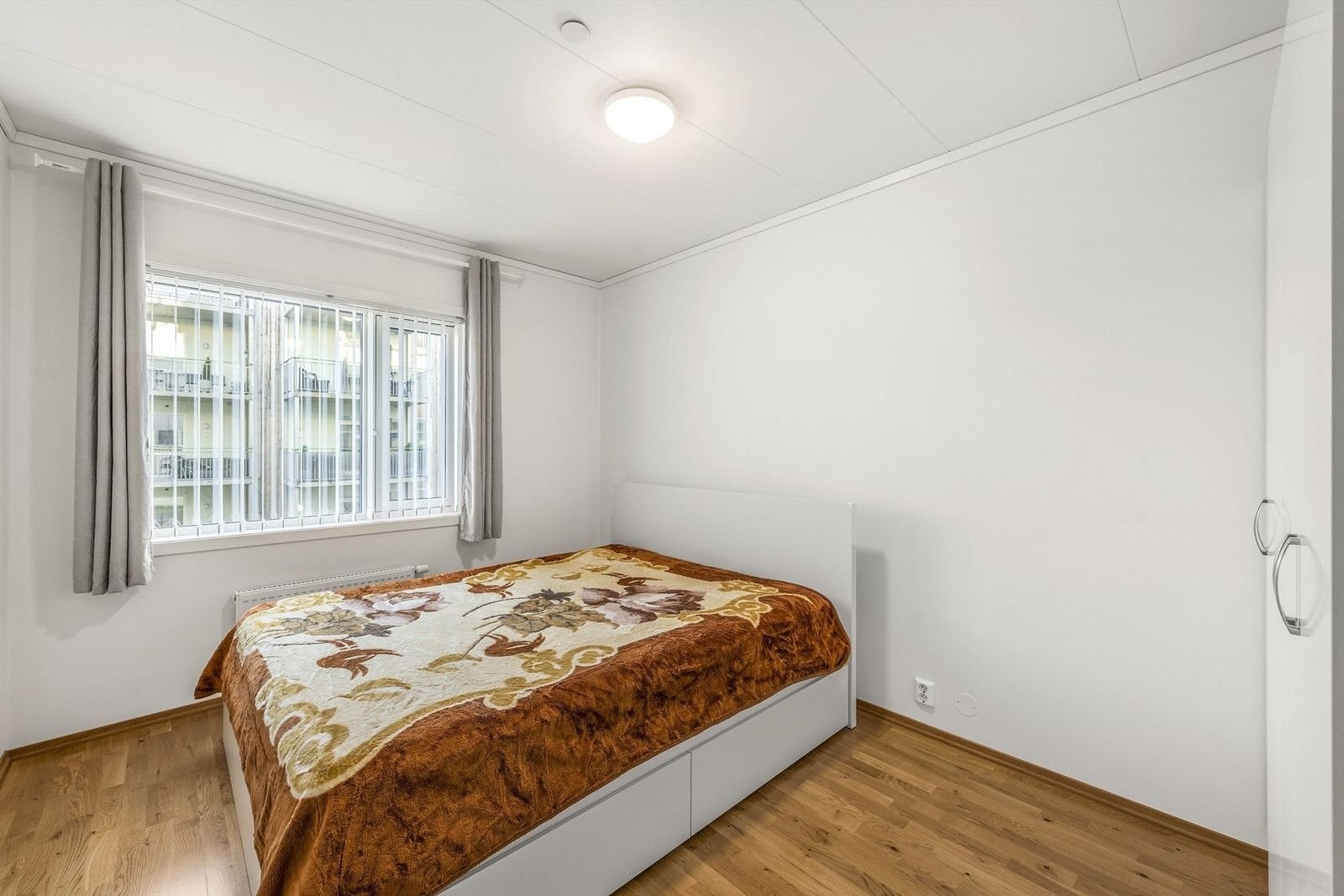 Leiligheten har to lyse og pene soverom. Hoved soverommet er i god størrelse med plass for dobbeltseng og garderobe løsning Galleribilde