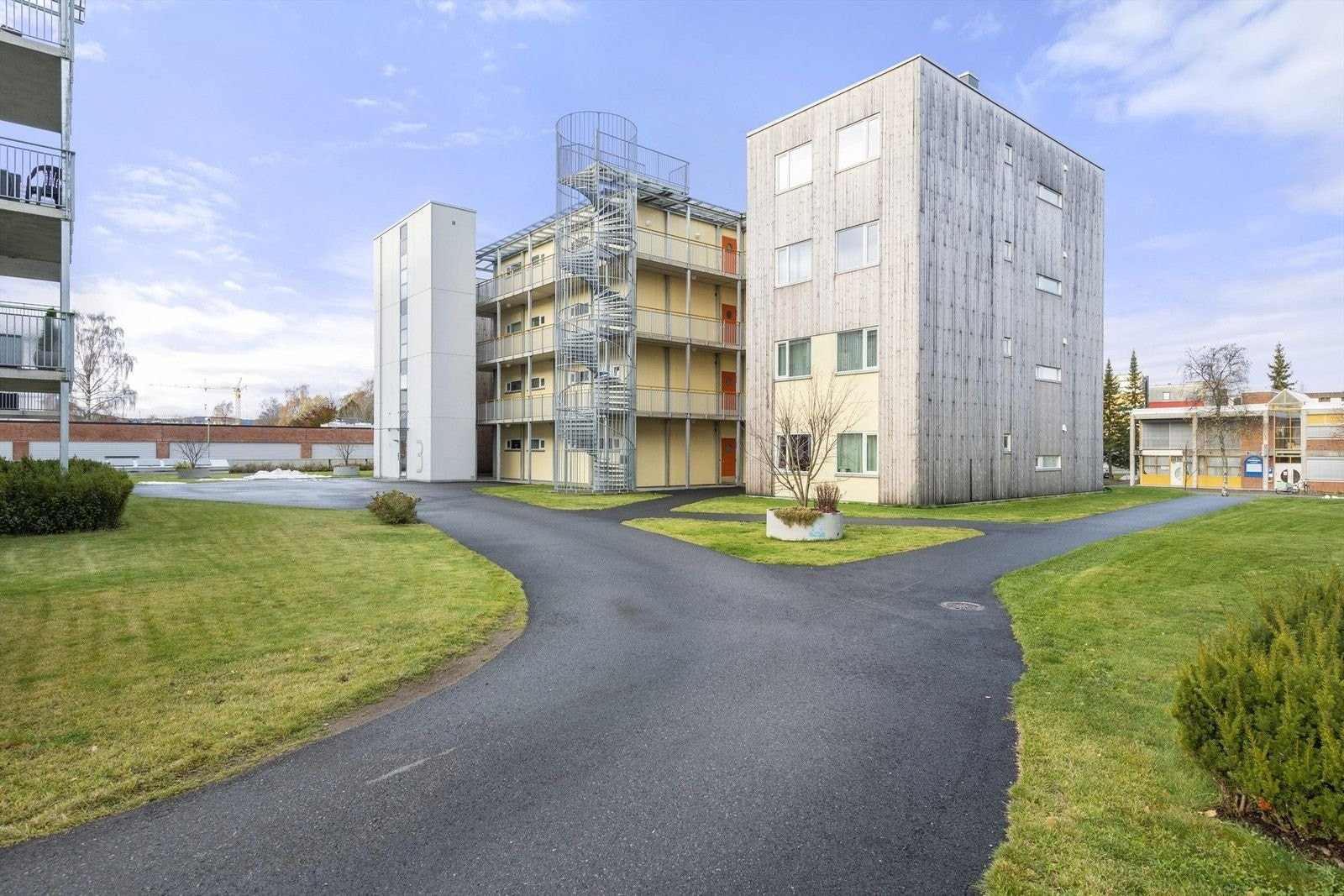 Både heis adkomst og trappeoppgang til luftig svalgang som fører til leiligheten i 2. etasje Galleribilde