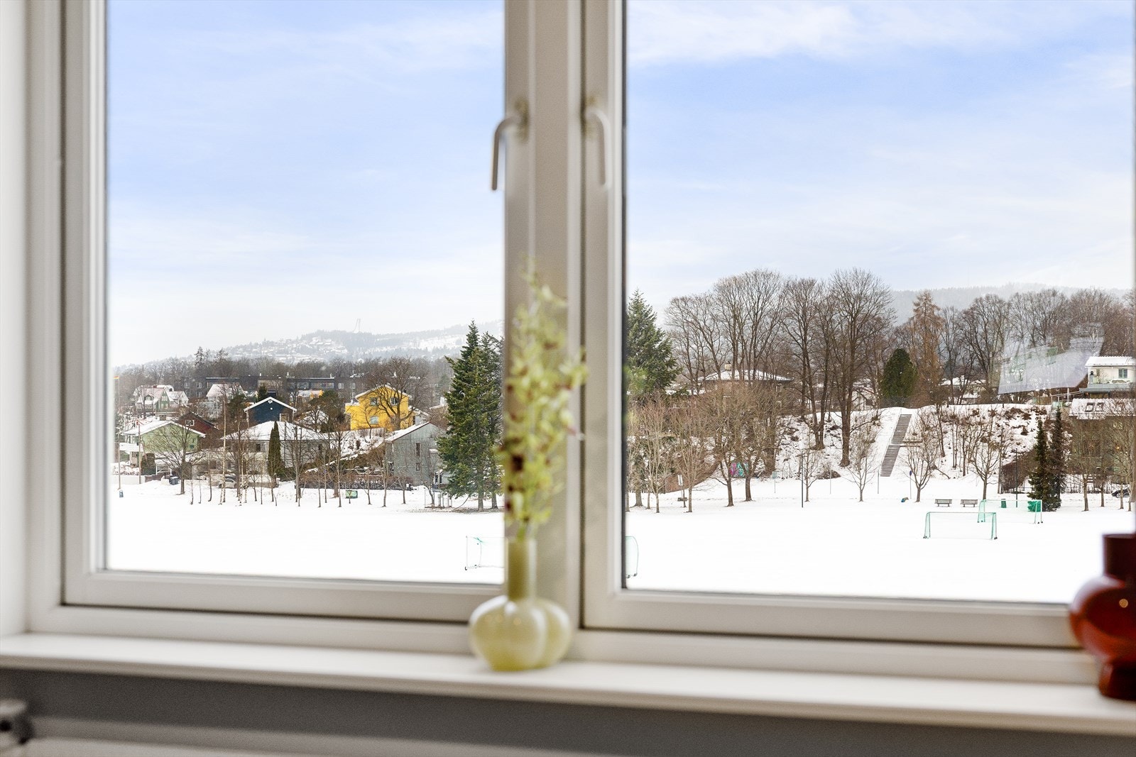 Vinduene er fra 2016 og gir rikelig med naturlig lys. Galleribilde