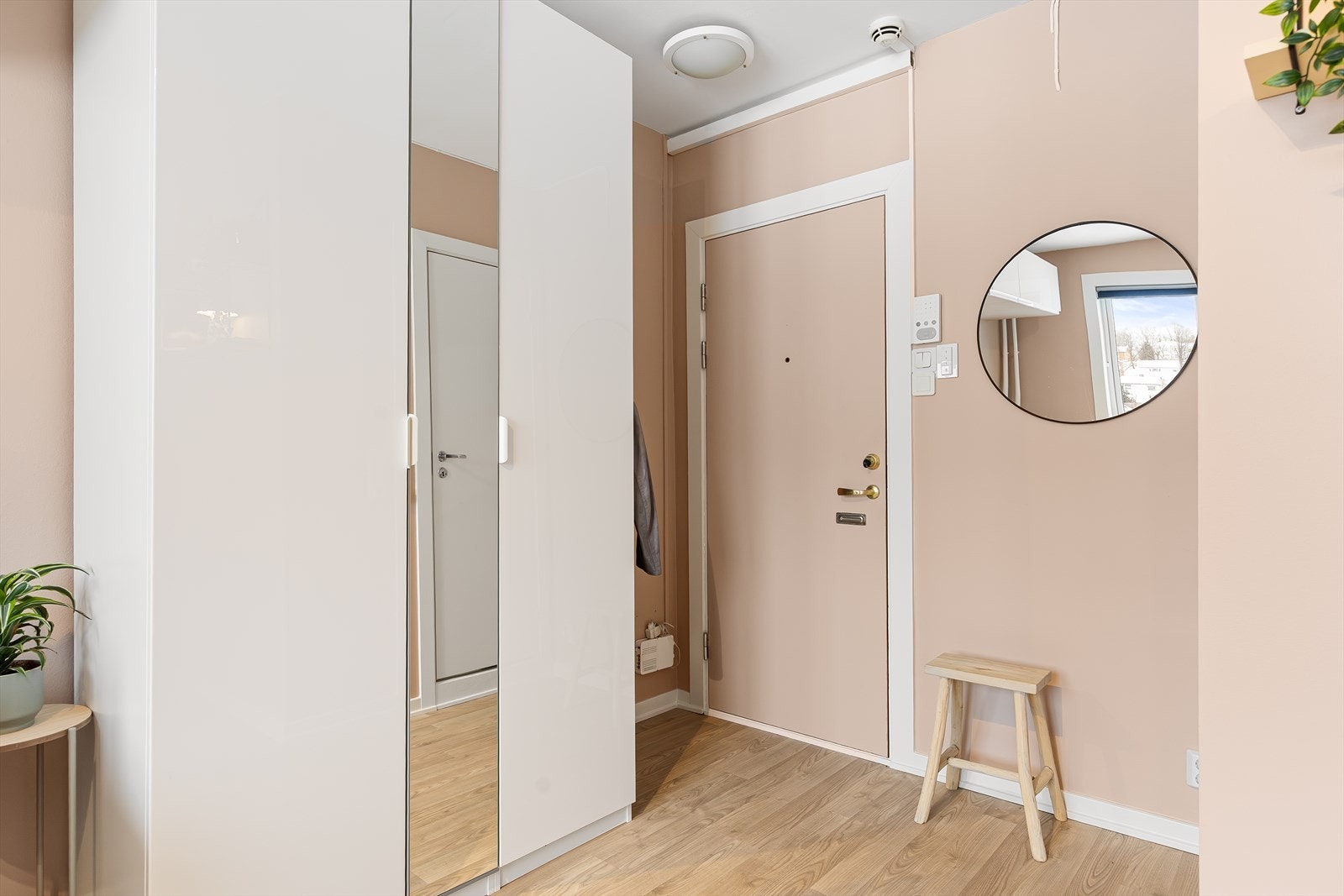 Åpen entré med plass til ytterklær og sko. Callinganlegg med døråpner. Galleribilde