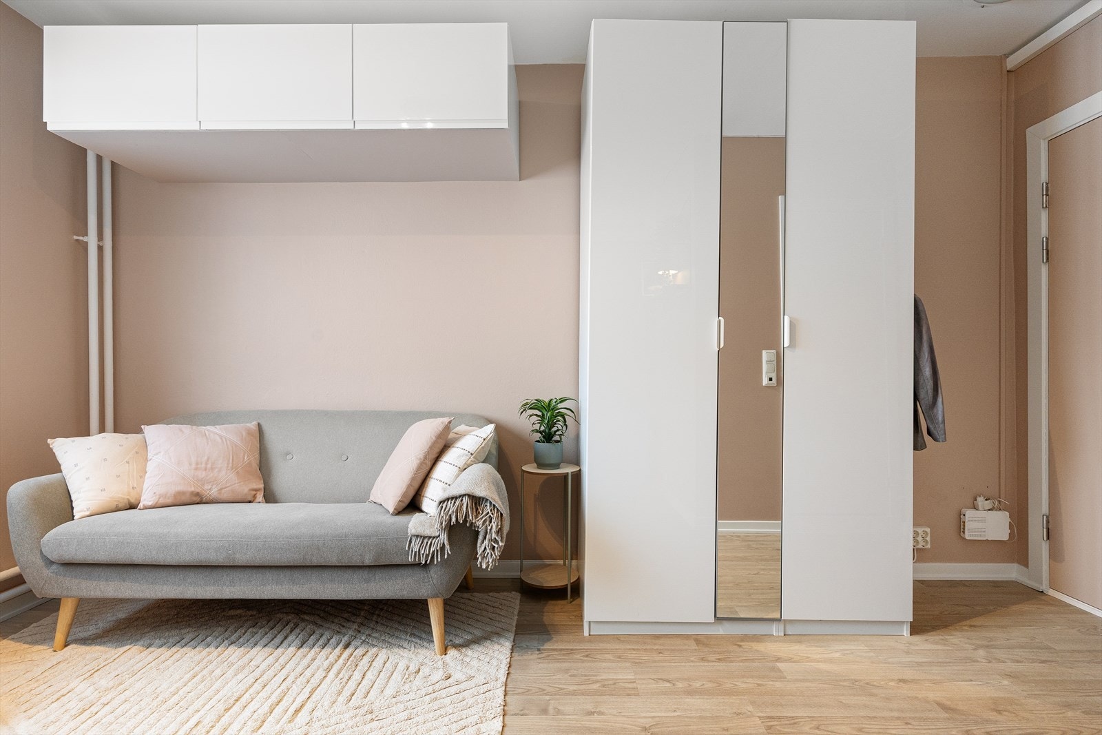 Leiligheten har en praktisk planløsning med god plass for oppbevaring av klær i vegghengt skap og garderobeskap. Galleribilde