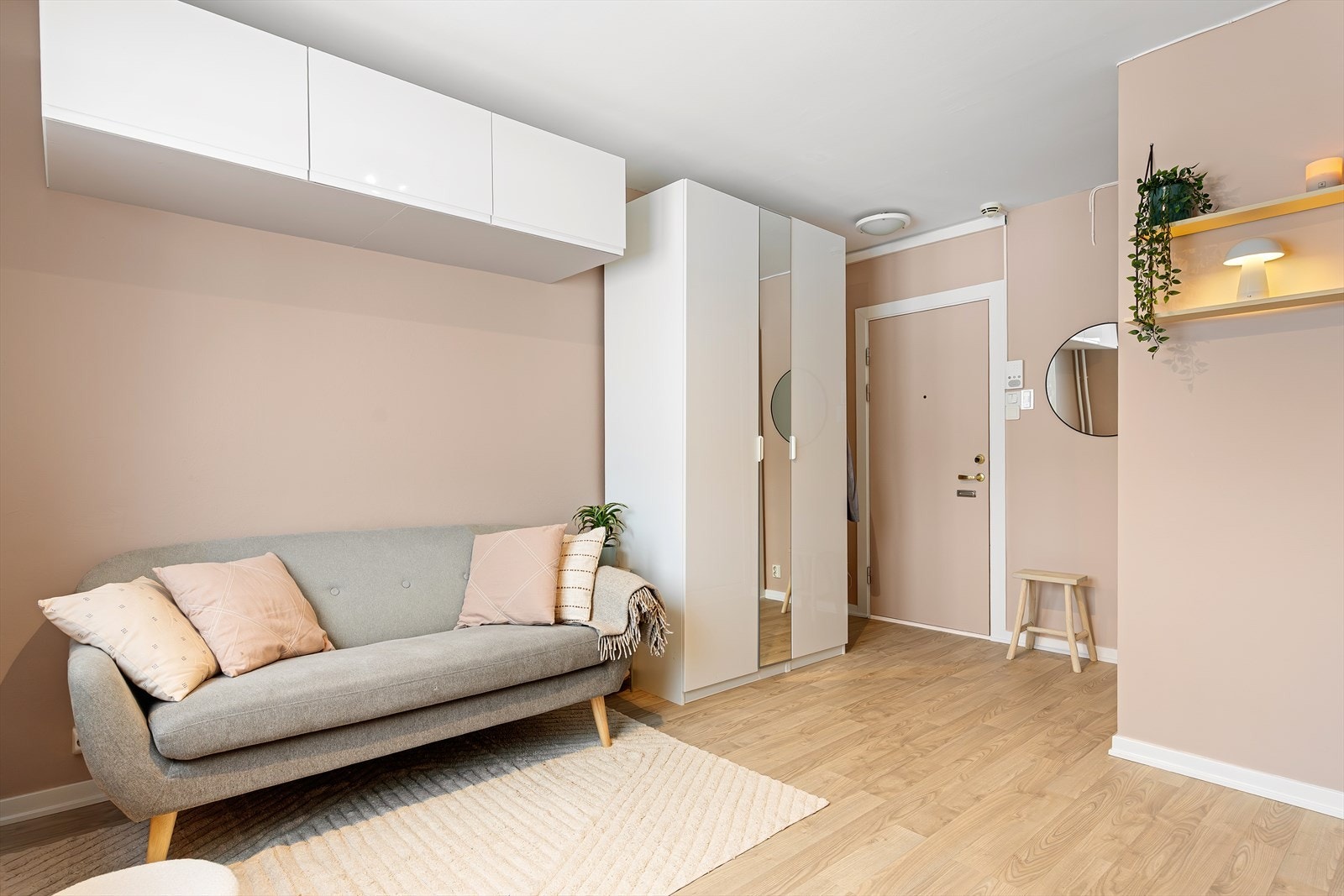 Stuen oppleves som hyggelig og romslig med god takhøyde, samt store vindusflater som gir rommet en luftig følelse. Galleribilde