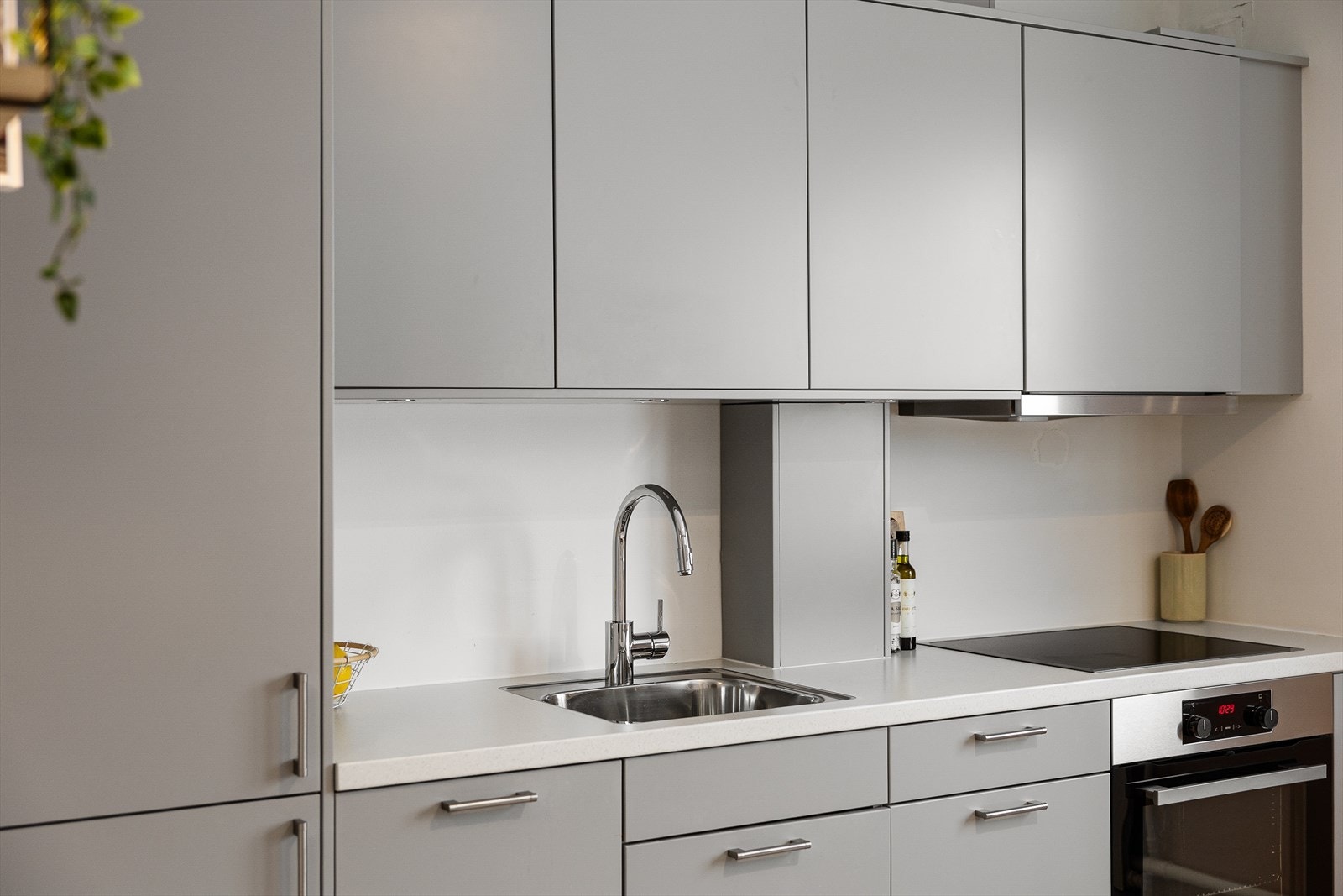 Den gode arbeidsflaten og gjennomtenkte løsningen gjør kjøkkenet til et trivelig samlingspunkt hvor matlagingen blir en glede. Galleribilde