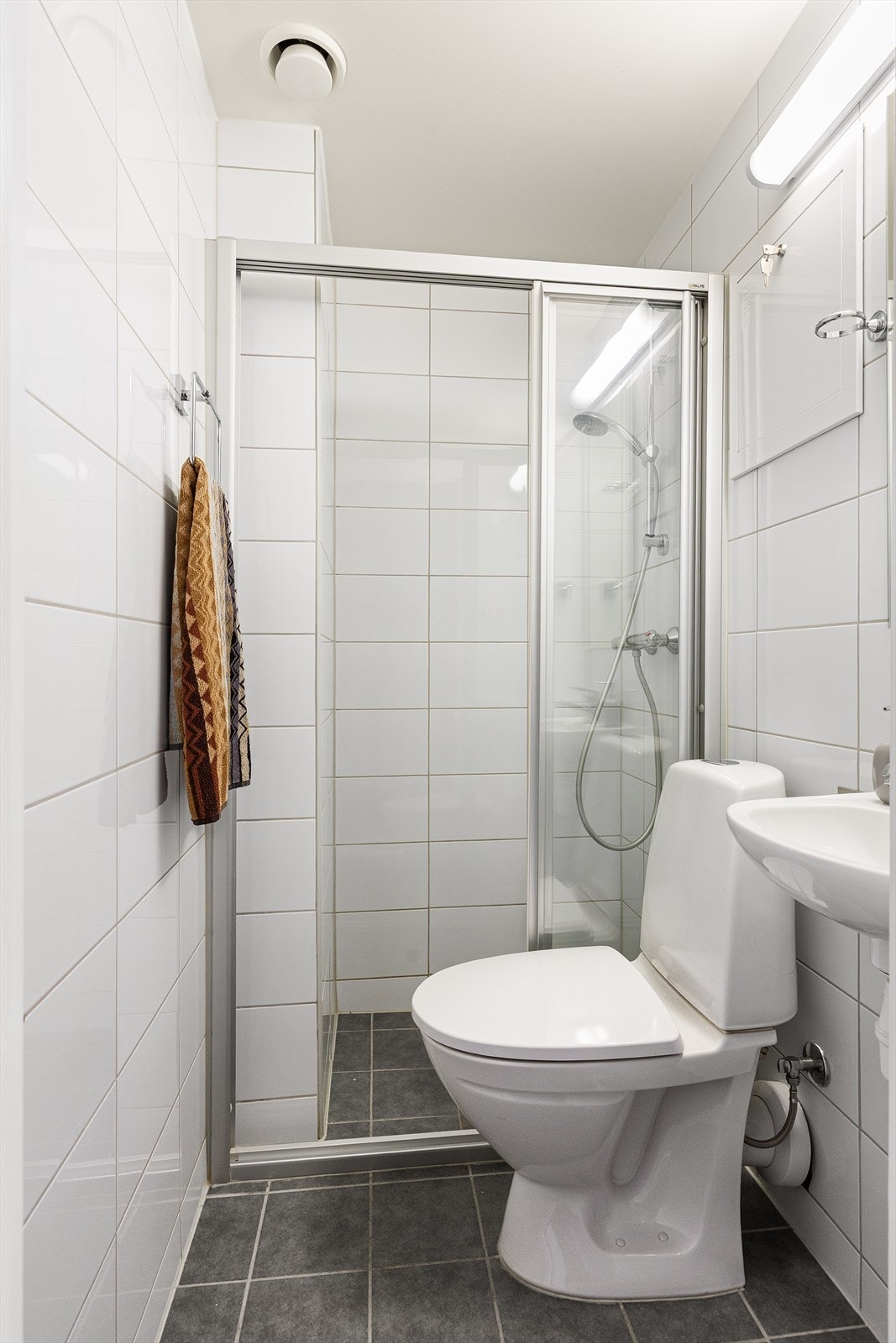 Delikat flislagt baderom rehabilitert i 2014, med varmekabler i gulv. Galleribilde