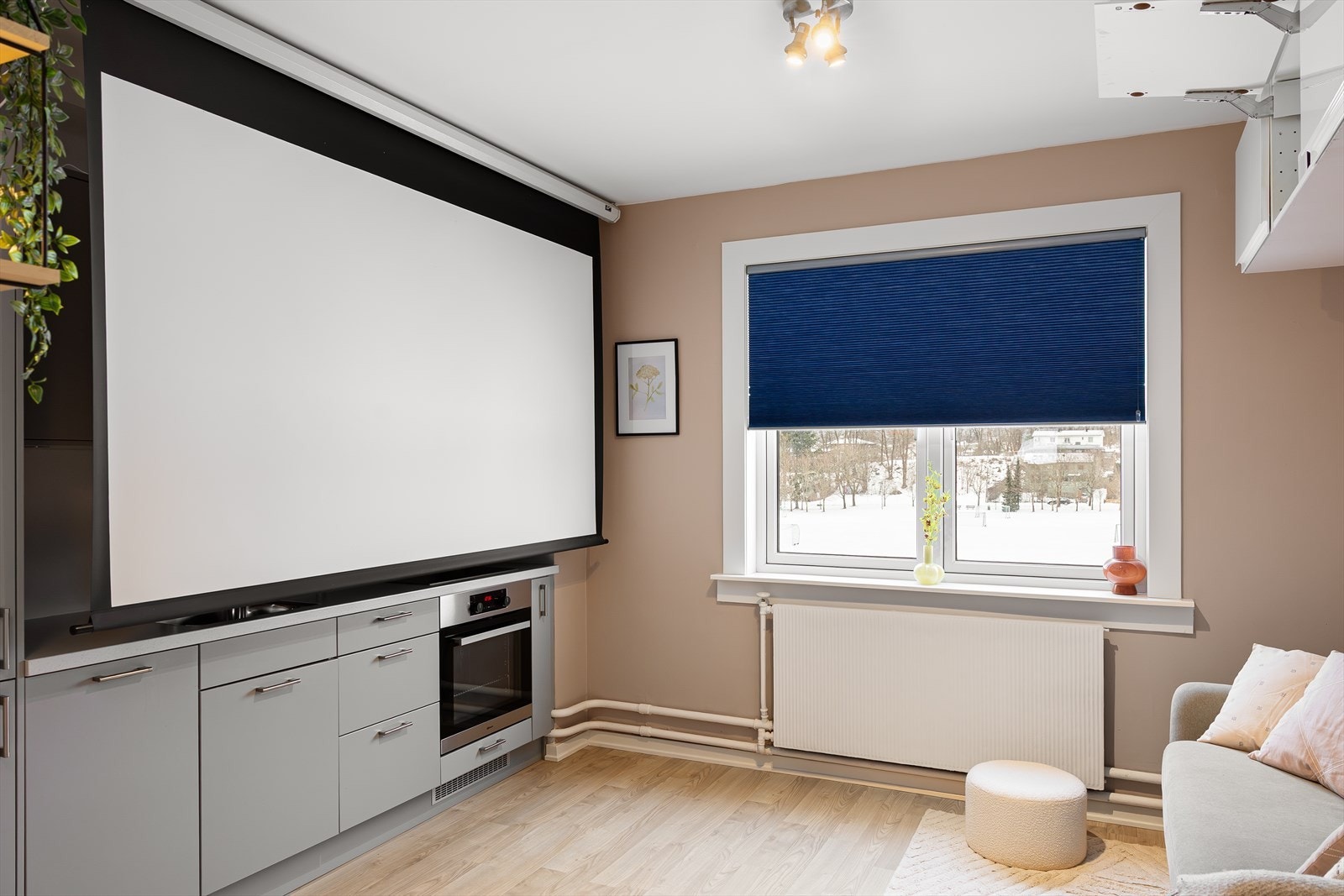 Stort projektorlerret plassert over kjøkkenet, som gir en ekstra dimensjon til både hverdagsbruk og underholdning. Galleribilde