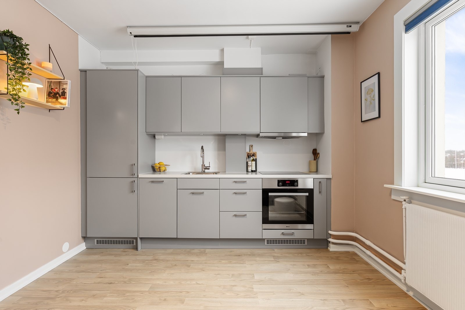 Moderne og funksjonelt kjøkken med rikelig skap- og benkeplass. Kjøkkeninnredningen er fra 2020 og har slette fronter, overskap samt laminert benkeplate med nedsenket oppvaskkum og ettgreps armatur. Galleribilde