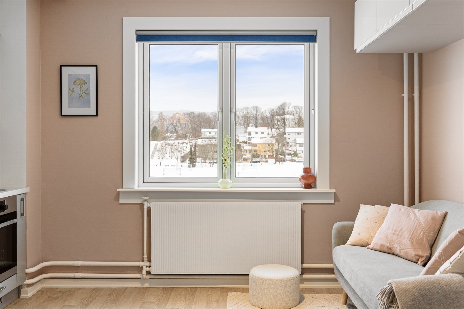 Leiligheten ble malt i delikate og moderne fargetoner i 2023. Galleribilde