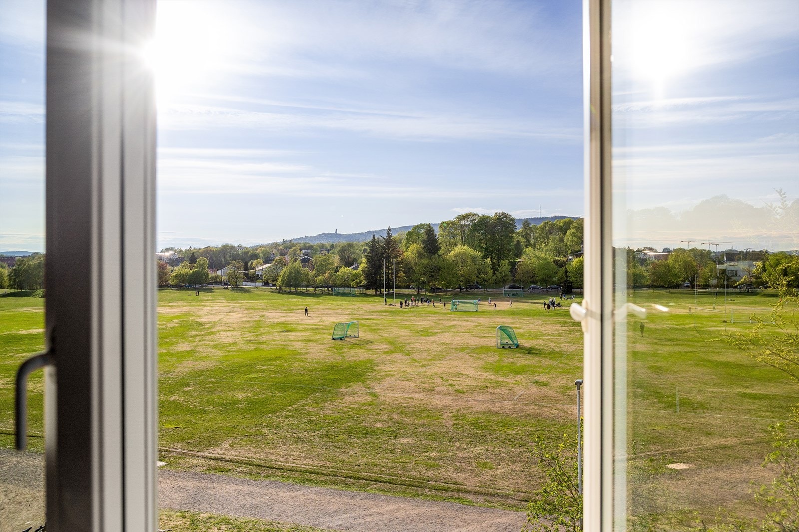 På våren og sommerhalvåret kommer utsikten virkelig til sin rett Galleribilde