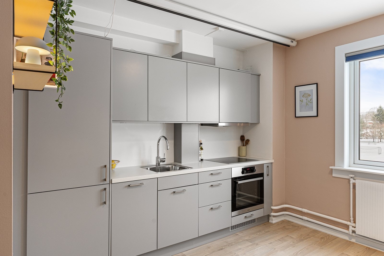 Kjøkkenet er utstyrt med integrerte hvitevarer bestående av stekeovn, koketopp, oppvaskmaskin og kjøleskap med fryser, samt ventilator med kullfilter. Galleribilde