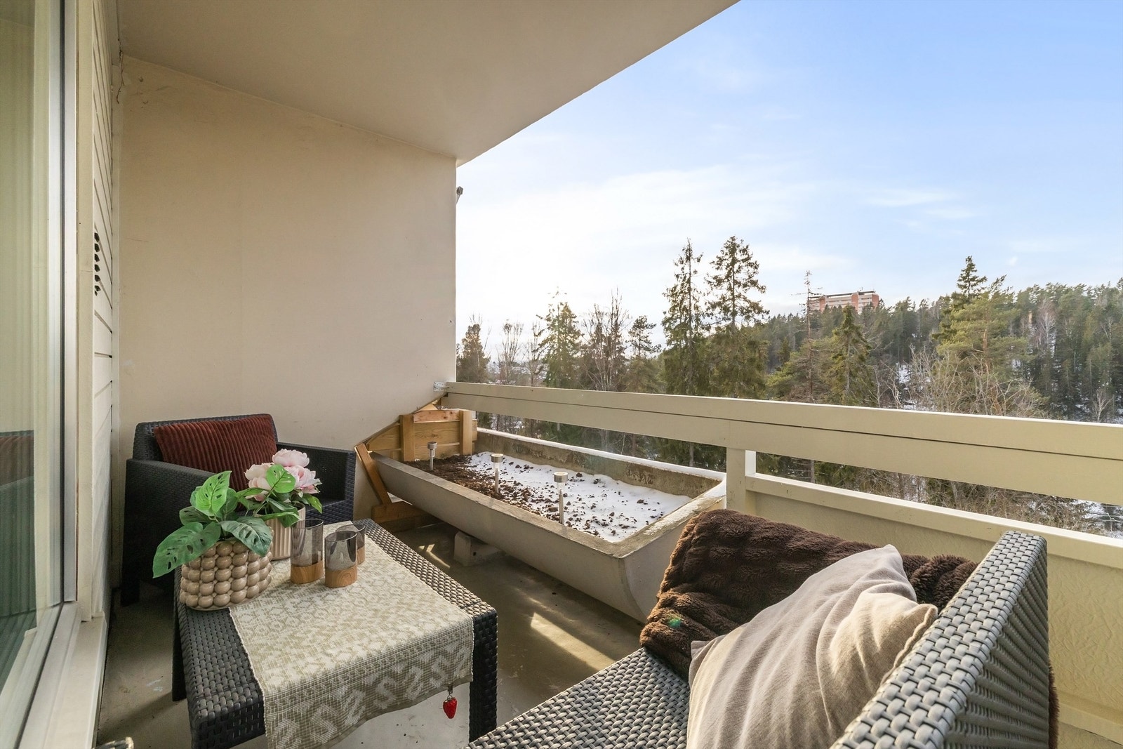 Fra stuen er det direkte utgang til vestvendt balkong på ca. 9 kvm Galleribilde