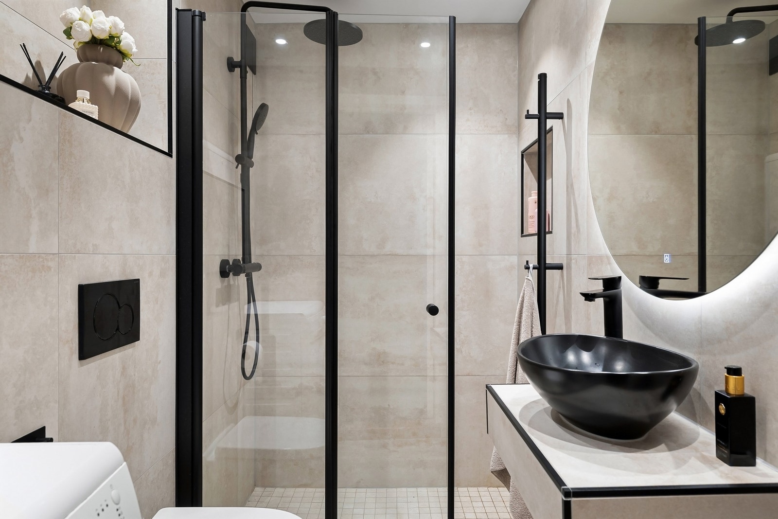 Dusjhjørne med "leddet" glassdør og dusjsett og rainshower - begge i sort utførelse Galleribilde