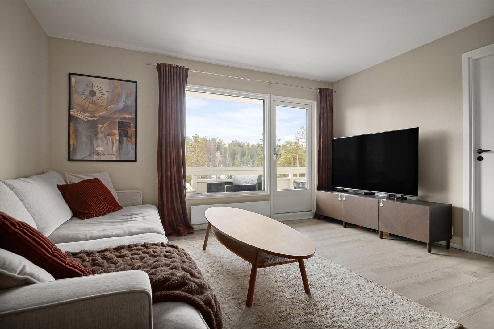 Her er det god plass til møblement med sofa og tilhørende salongbord og tv-seksjon Galleribilde