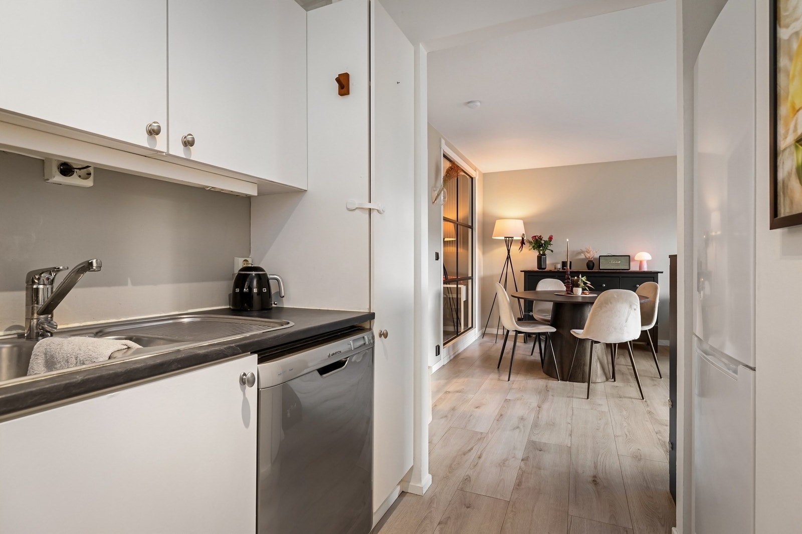 Belysning og stikkontakter mellom benk og overskap Galleribilde