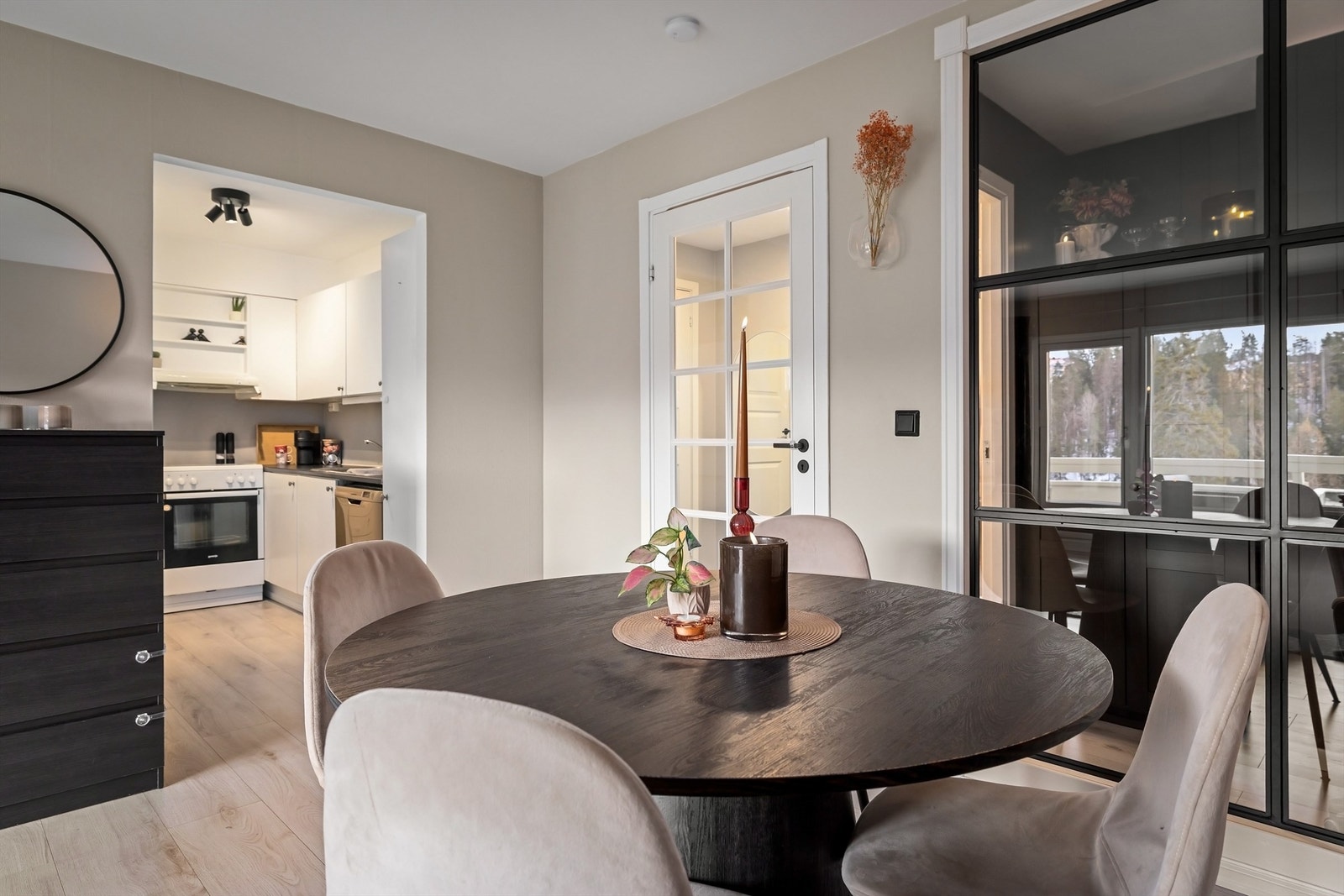 Kjøkkenet er i delvis åpen løsning mot stuen som gir god kommunikasjon mellom rommene Galleribilde