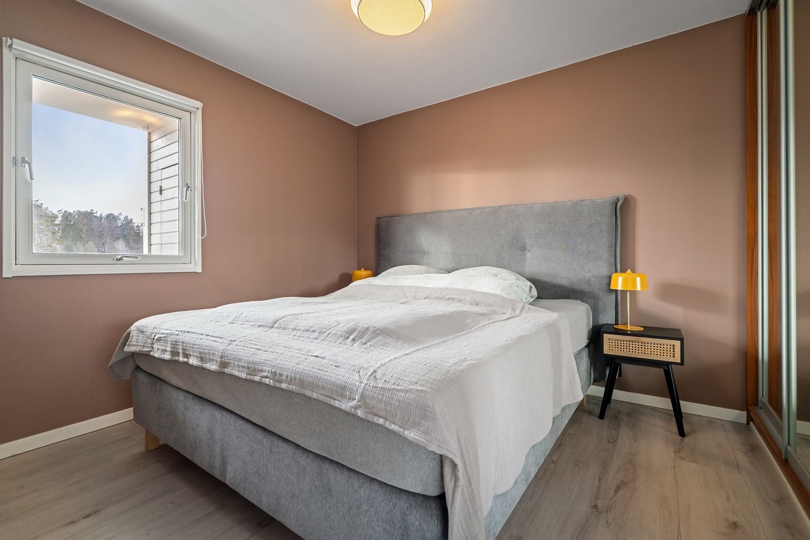 Soverommet er både lyst og luftig med plass til stor dobbeltseng med tilhørende nattbord Galleribilde