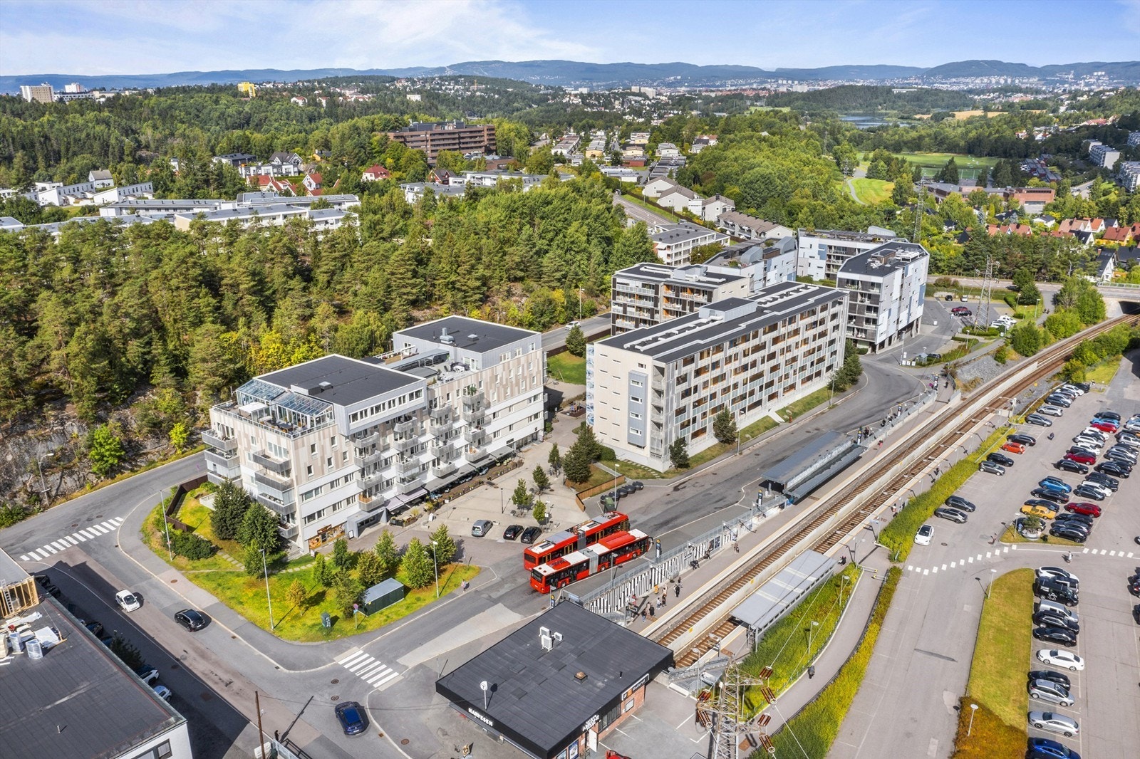 Skullerud Torg med blant annet Sanremo restaurant og pizzeria, Skullerud sushi og rema 1000 Galleribilde