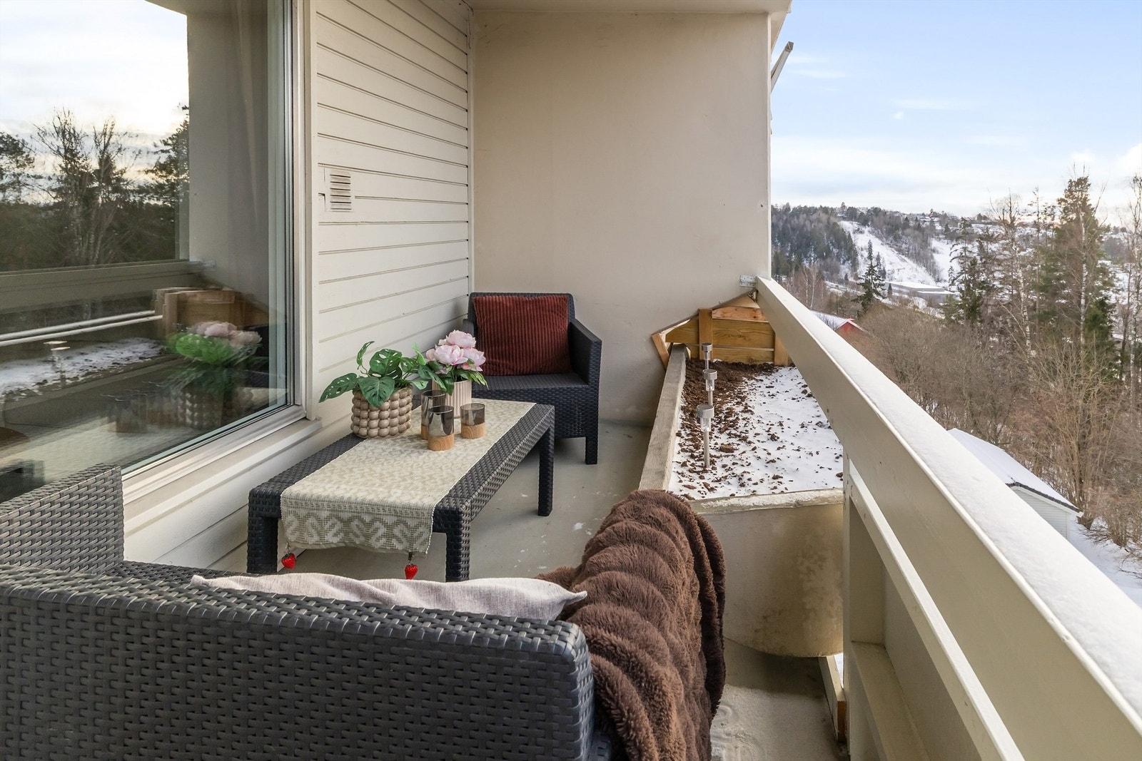 Balkongen er delvis overbygget, og er således et lunt og fint uterom som fungerer som en forlengelse av stuen sommerstid Galleribilde
